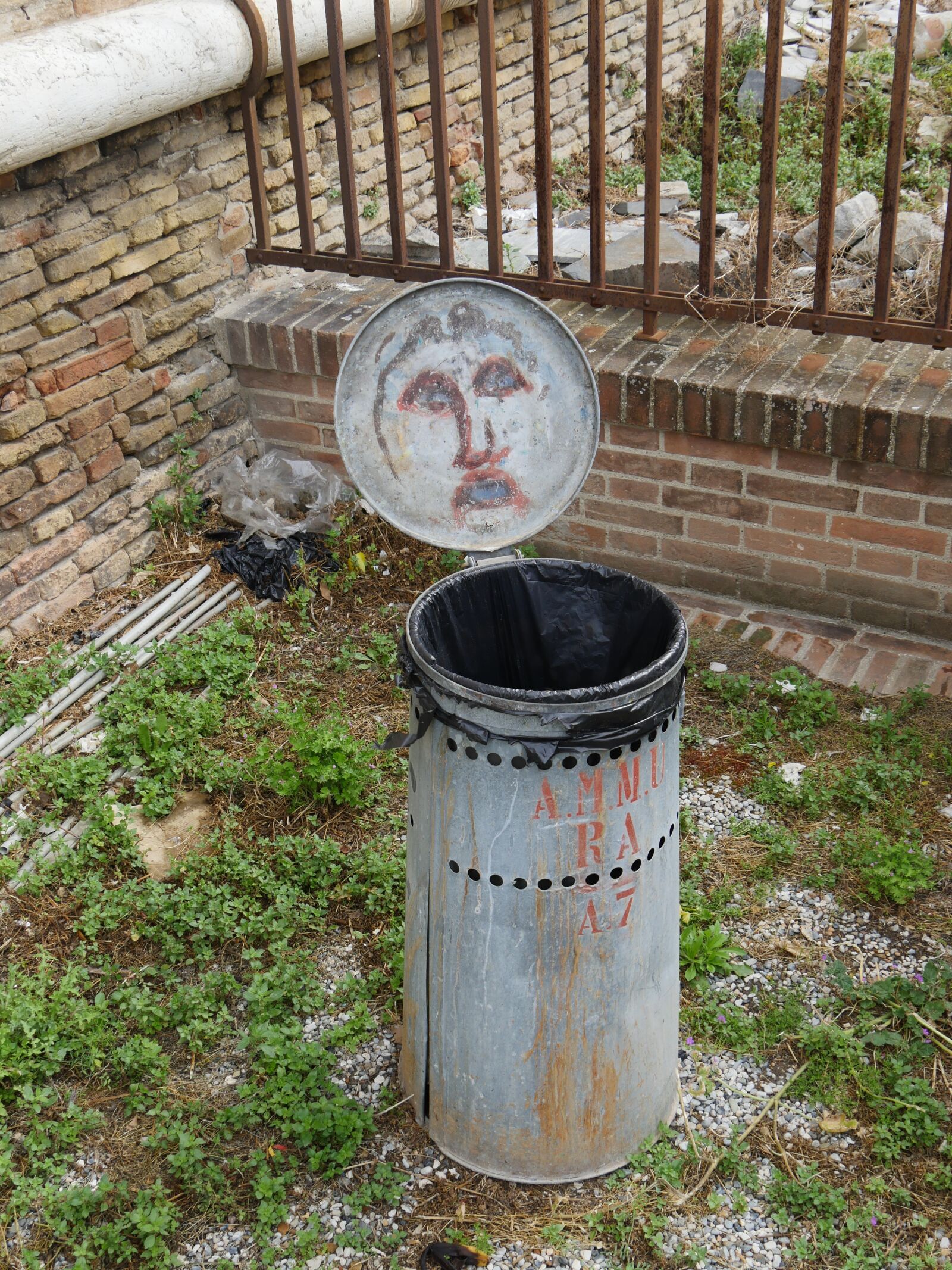 Panasonic Lumix DMC-GH4 sample photo. Street art, trash can photography