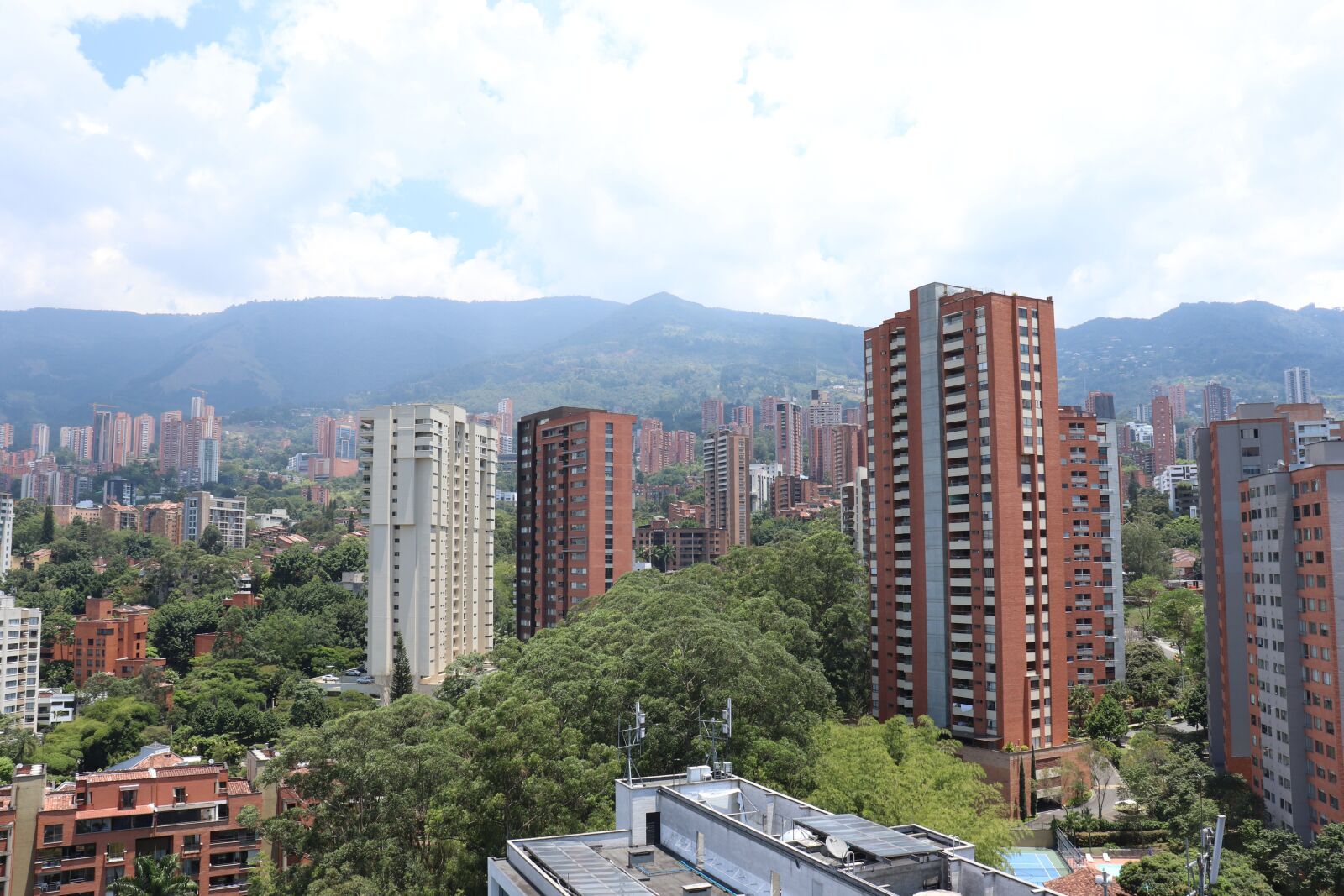 Canon EOS 200D (EOS Rebel SL2 / EOS Kiss X9) sample photo. Medellin, cityscape, city photography