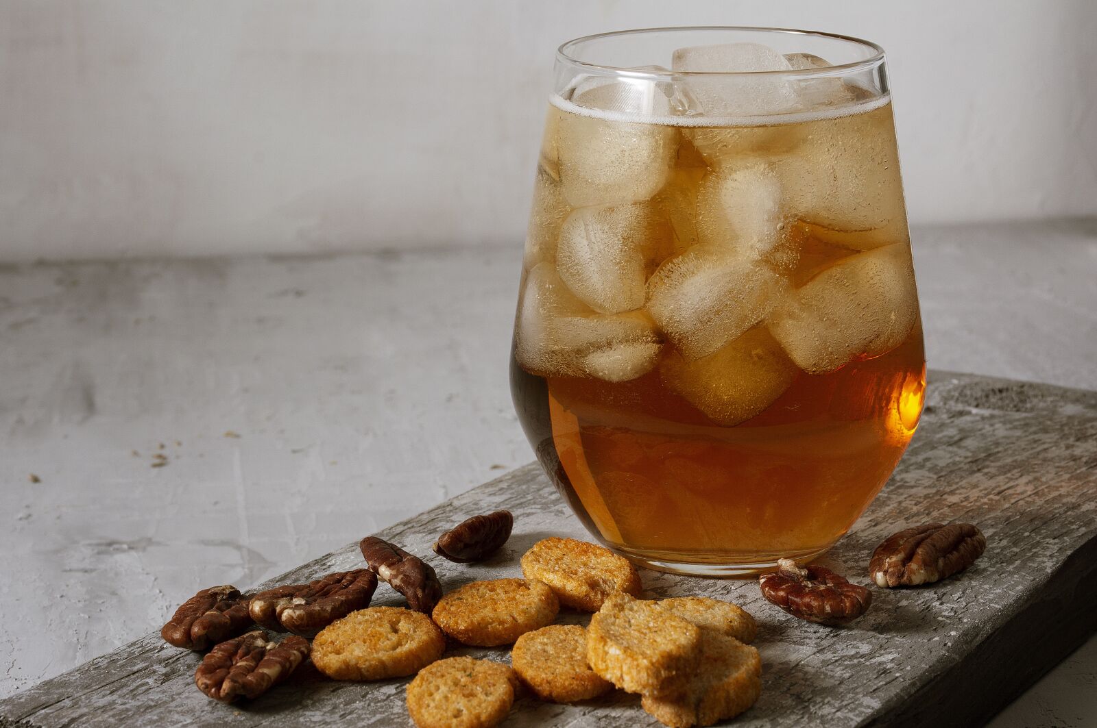 Nikon D5200 sample photo. Crackers, beer, glass photography
