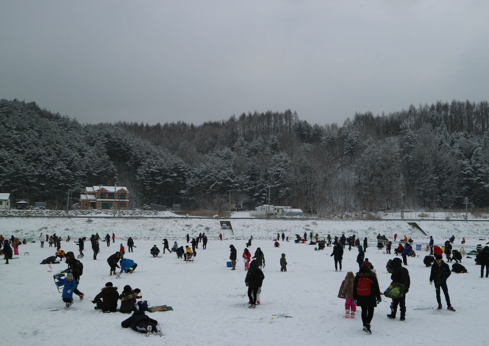 Canon EOS M3 + Canon EF-M 15-45mm F3.5-6.3 IS STM sample photo. Trout festival, pyeongchang, winter photography