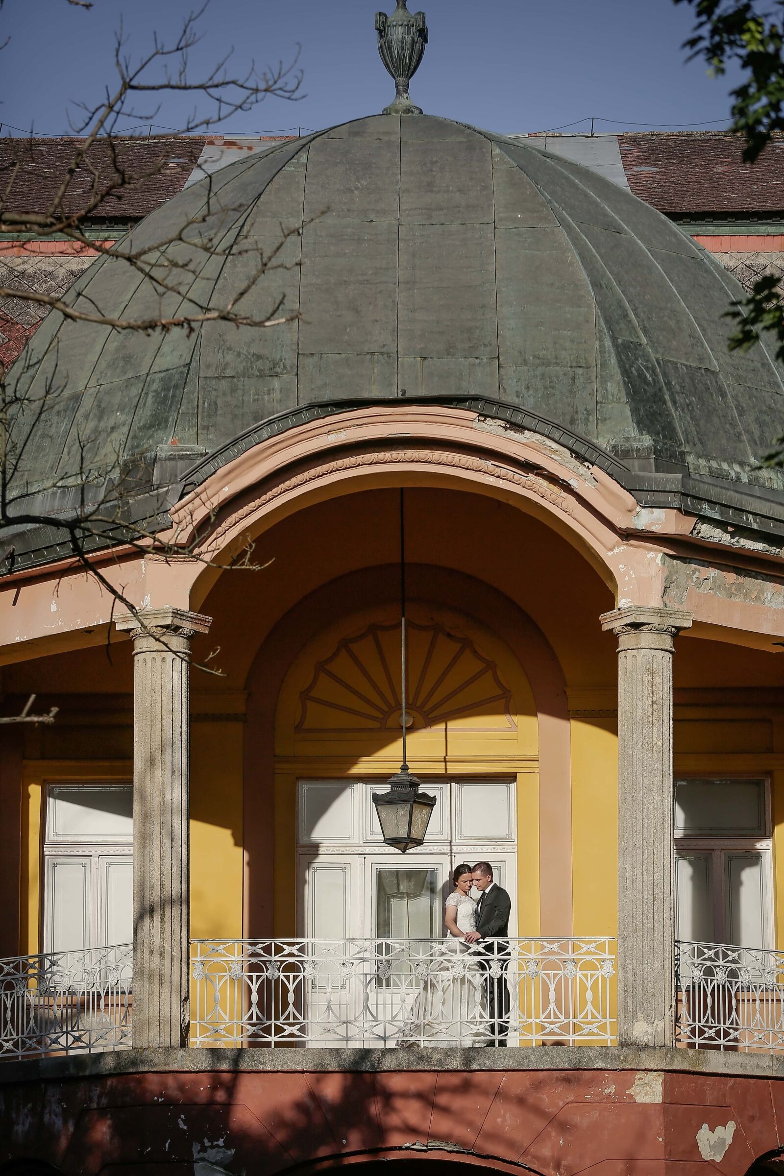 Canon EOS 5D Mark III sample photo. Balcony, front porch, man photography