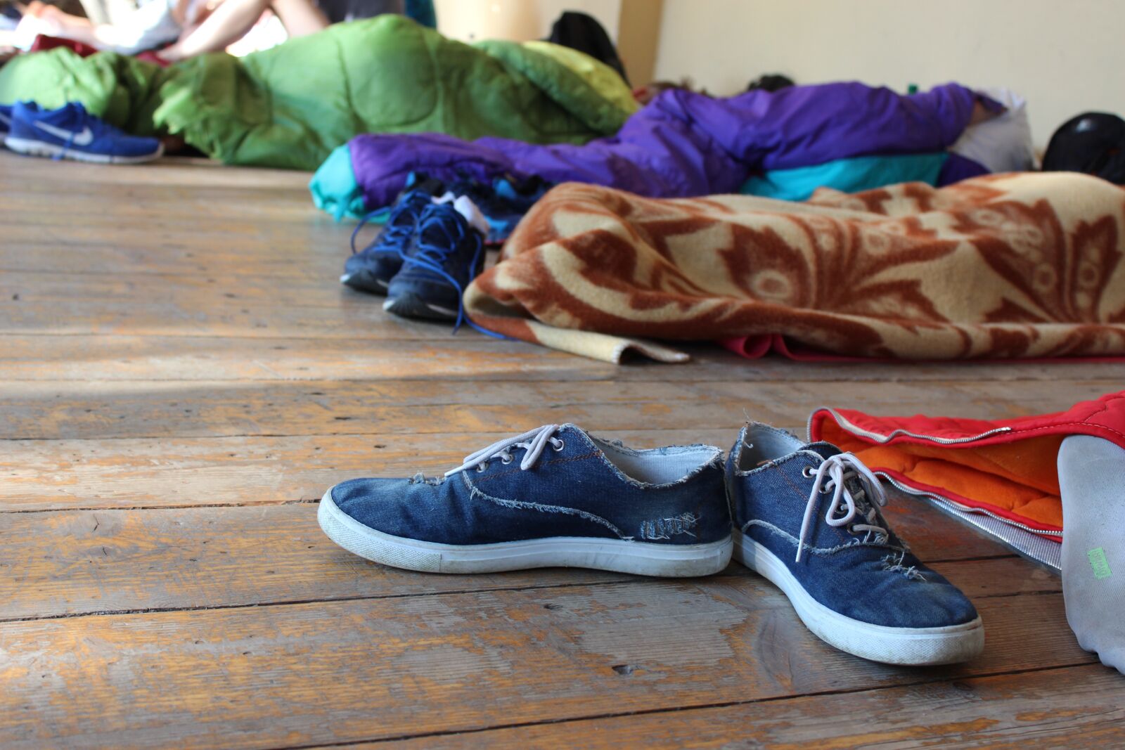 Canon EOS 1200D (EOS Rebel T5 / EOS Kiss X70 / EOS Hi) sample photo. Shoes, sleeping bag, youth photography