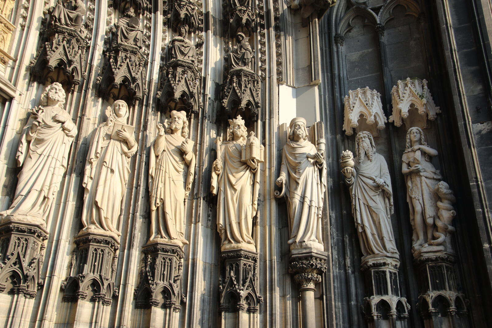 Canon EOS 7D Mark II sample photo. Carvings, christ, church, cologne photography