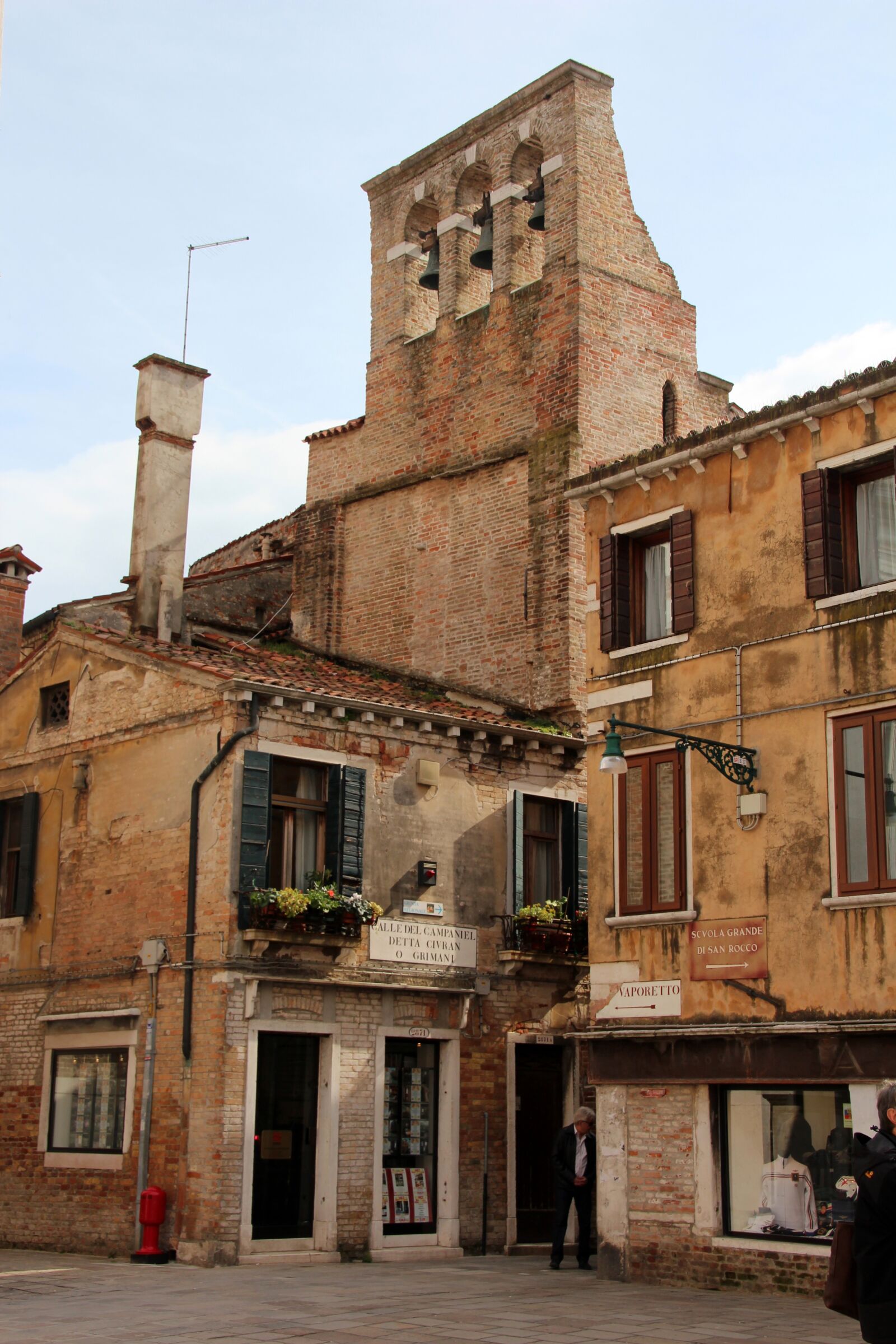 Canon EOS 600D (Rebel EOS T3i / EOS Kiss X5) sample photo. Facade, houses, venice photography