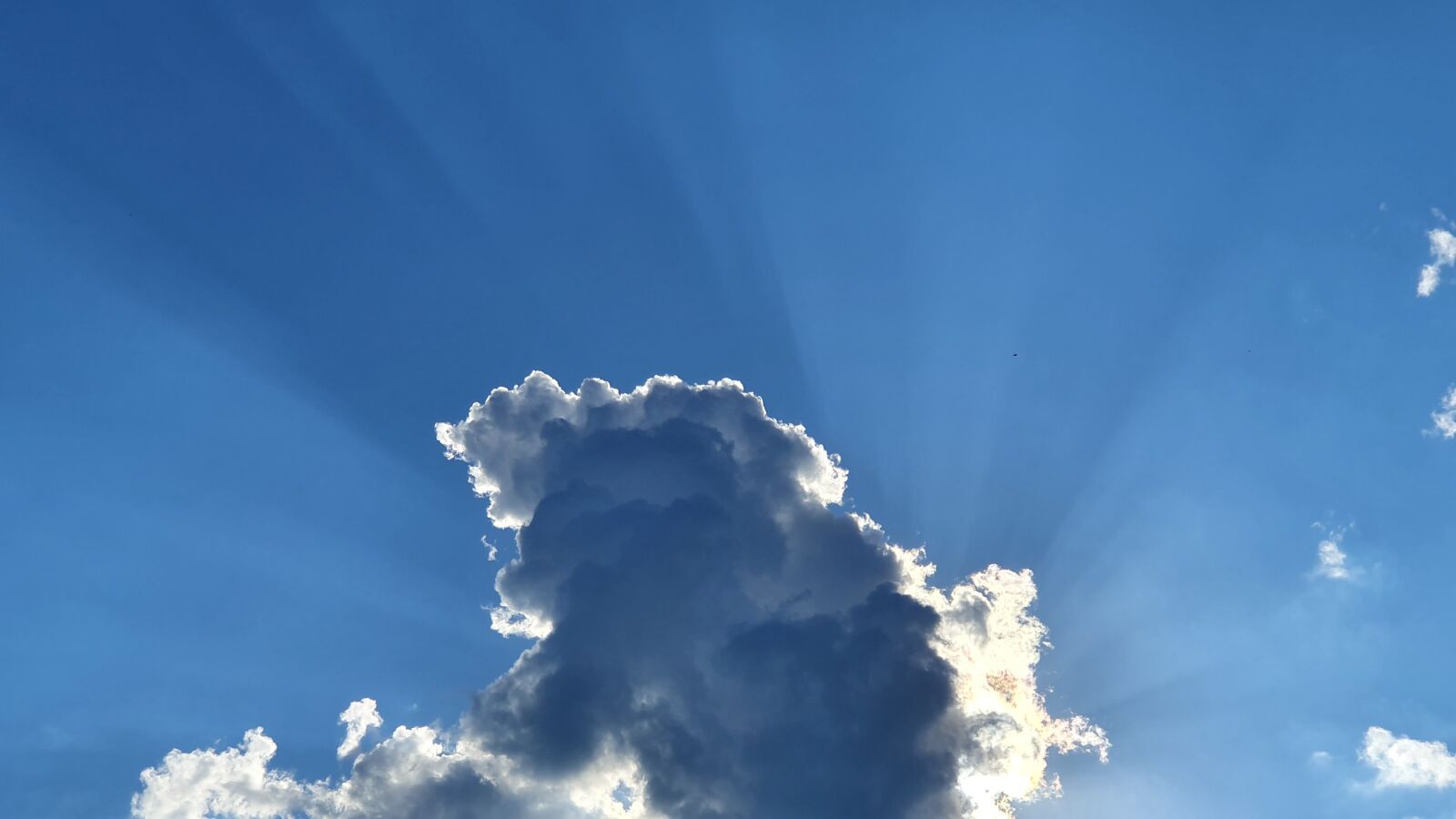 Samsung Galaxy S10 sample photo. Sunbeam, backlighting, clouds photography