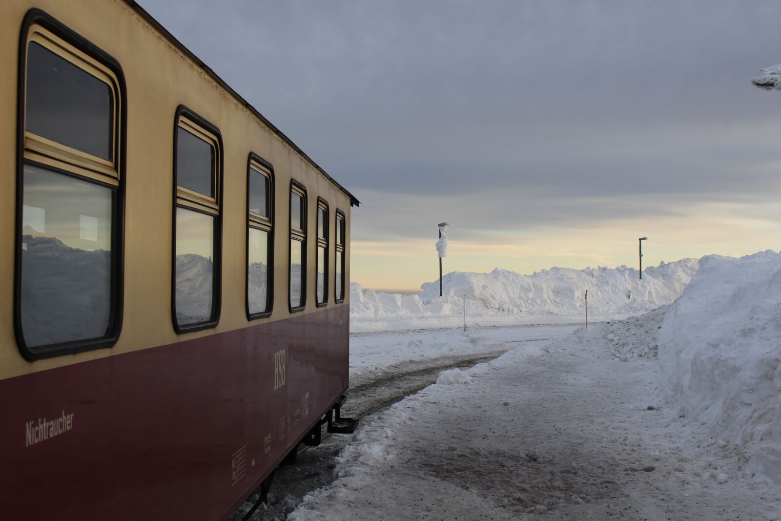 Canon EOS 700D (EOS Rebel T5i / EOS Kiss X7i) sample photo. Snow, boulder, wagon photography
