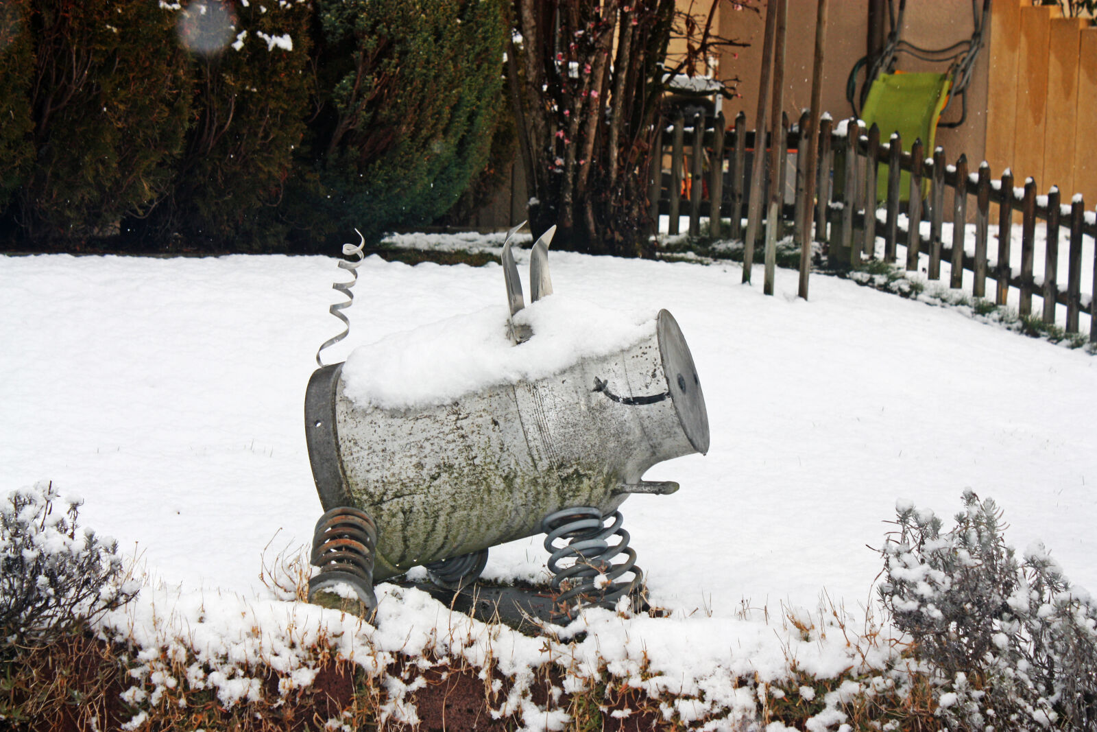 Canon EOS 450D (EOS Rebel XSi / EOS Kiss X2) sample photo. Cold, fence, frozen, garden photography
