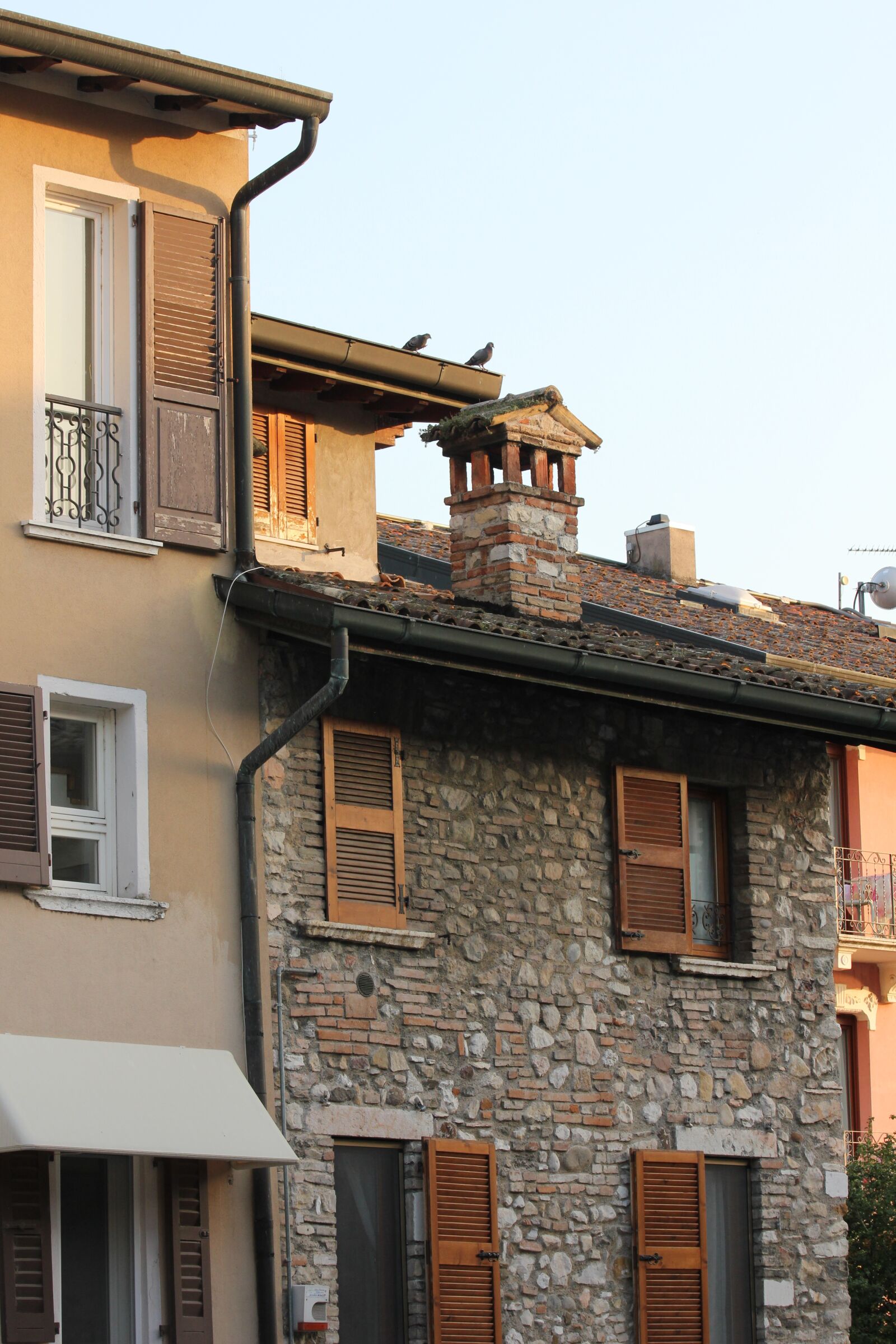 Canon EOS 550D (EOS Rebel T2i / EOS Kiss X4) sample photo. Cihlovy dum, old house photography