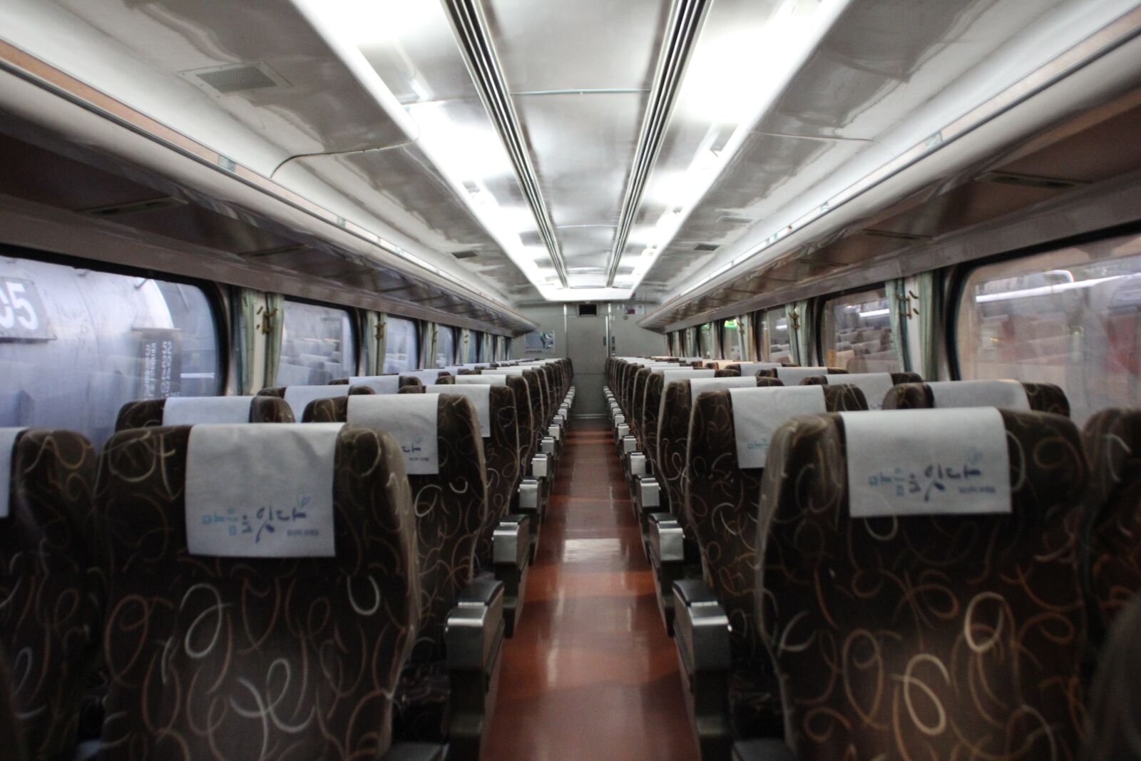 Canon EOS 600D (Rebel EOS T3i / EOS Kiss X5) sample photo. Korea, transportation, train photography