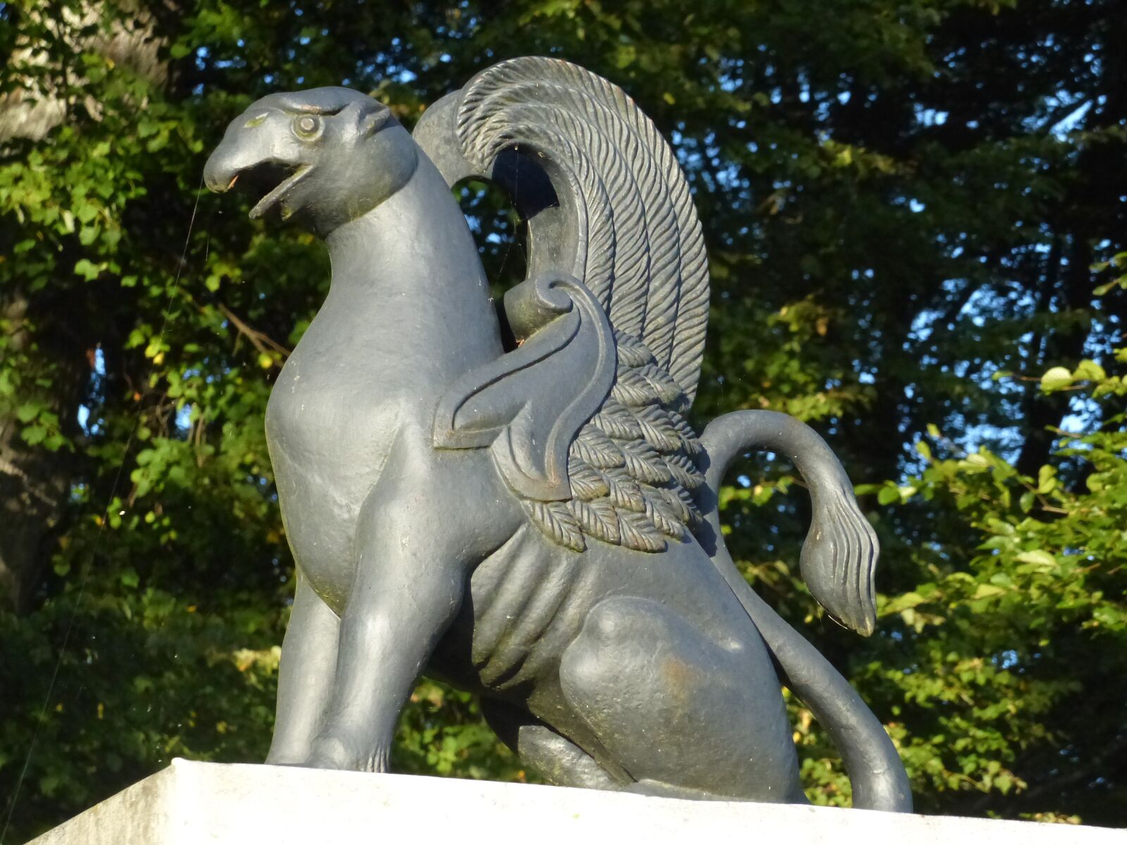Panasonic Lumix DMC-FZ200 sample photo. Figure, garden art, animals photography