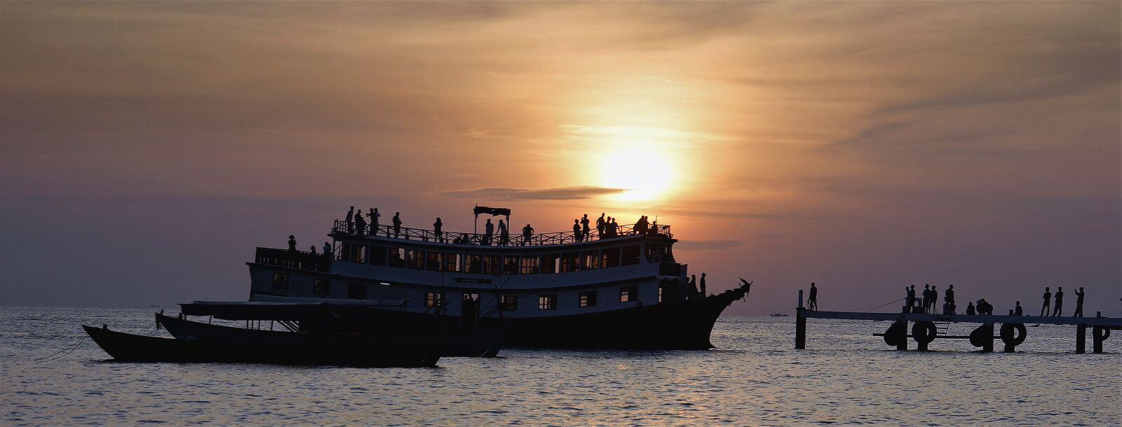 Sony Alpha NEX-7 sample photo. Sunset, boat, tourist photography