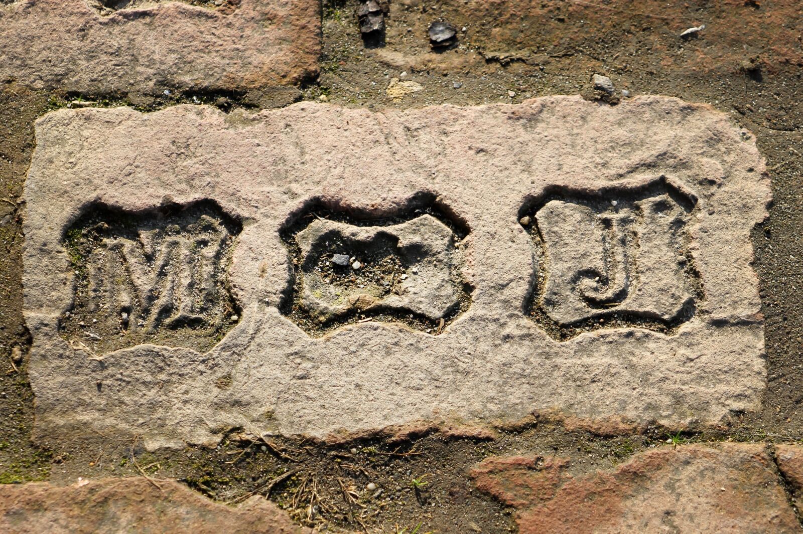 Canon EF 55-200mm F4.5-5.6 II USM sample photo. Old bricks, print, stone photography