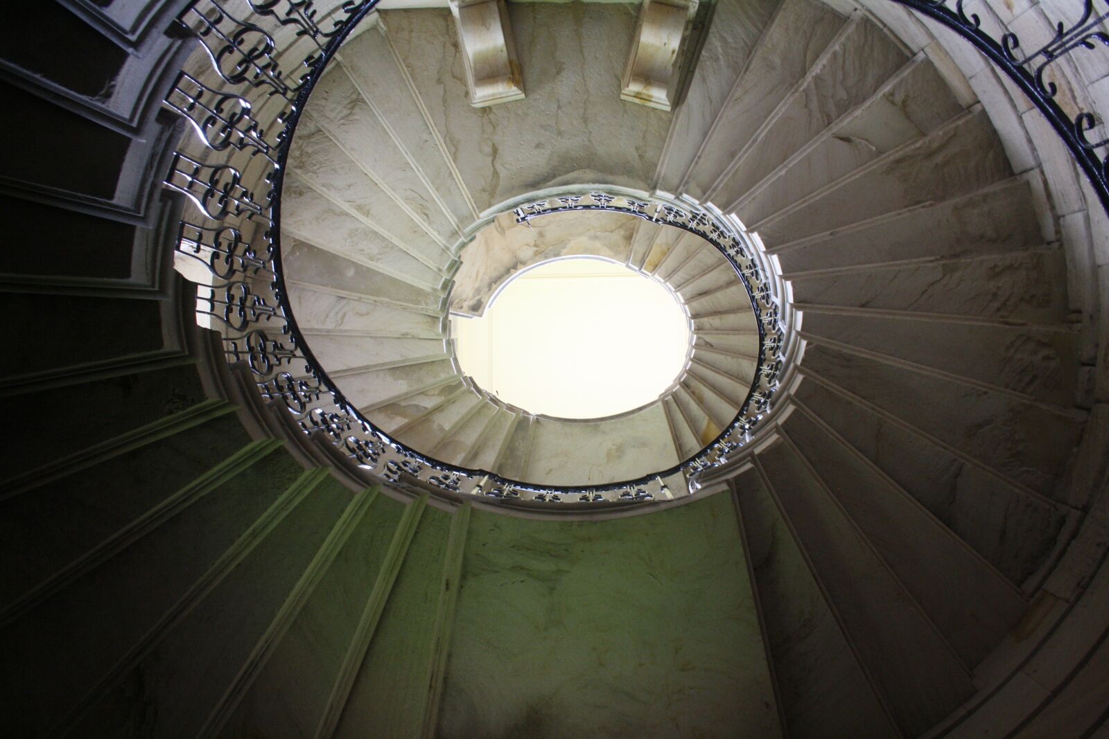 Canon EOS 1000D (EOS Digital Rebel XS / EOS Kiss F) sample photo. Staircase, stair, stairway photography