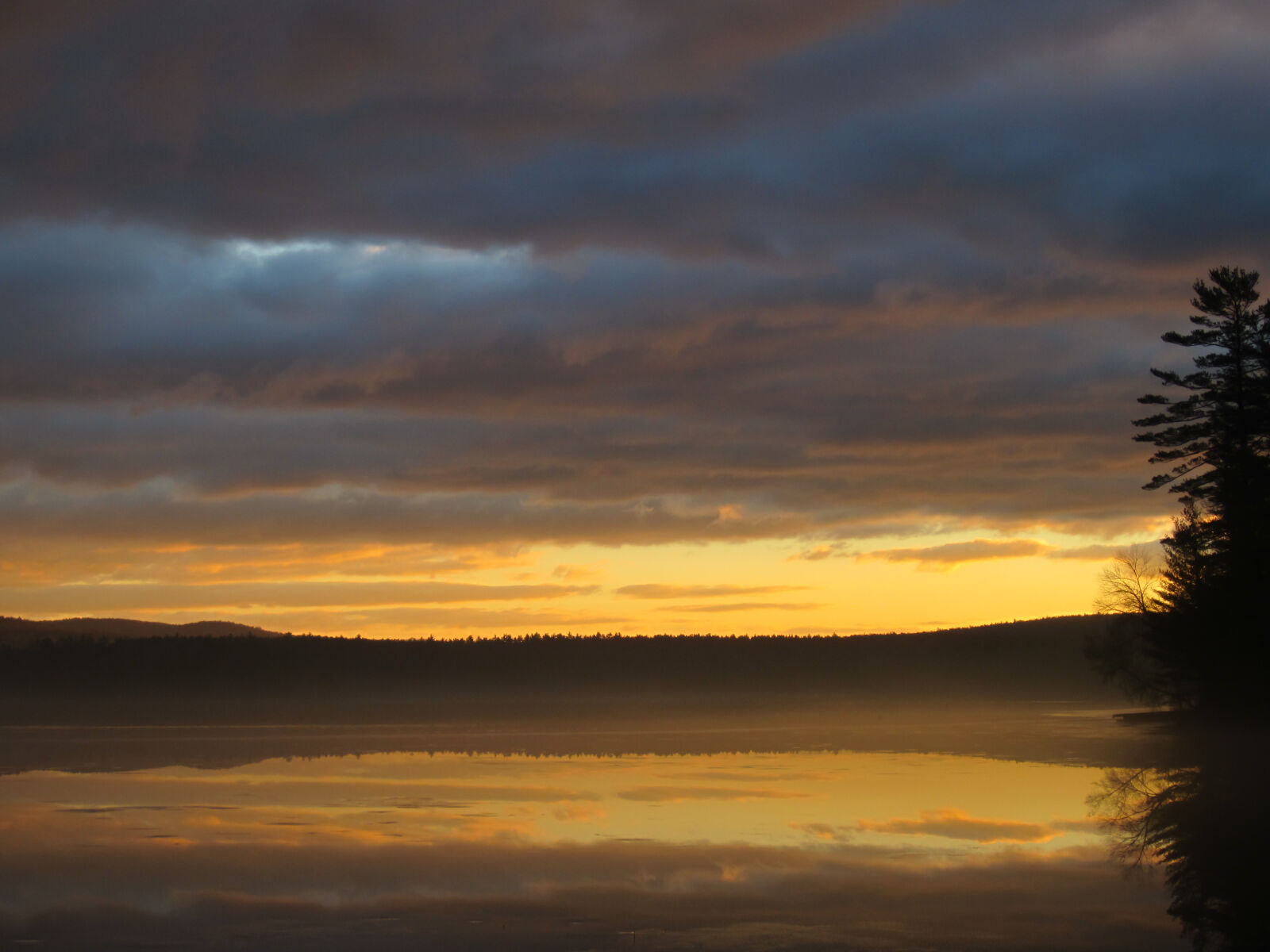 Canon PowerShot ELPH 300 HS (IXUS 220 HS / IXY 410F) sample photo. Clouds, sunrise, lake, reflections photography