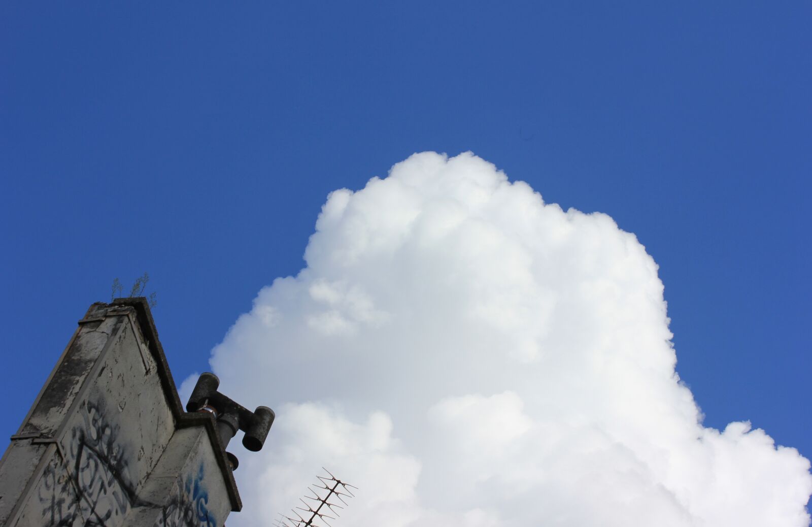 Canon EOS 550D (EOS Rebel T2i / EOS Kiss X4) sample photo. Cloud, sky, white photography