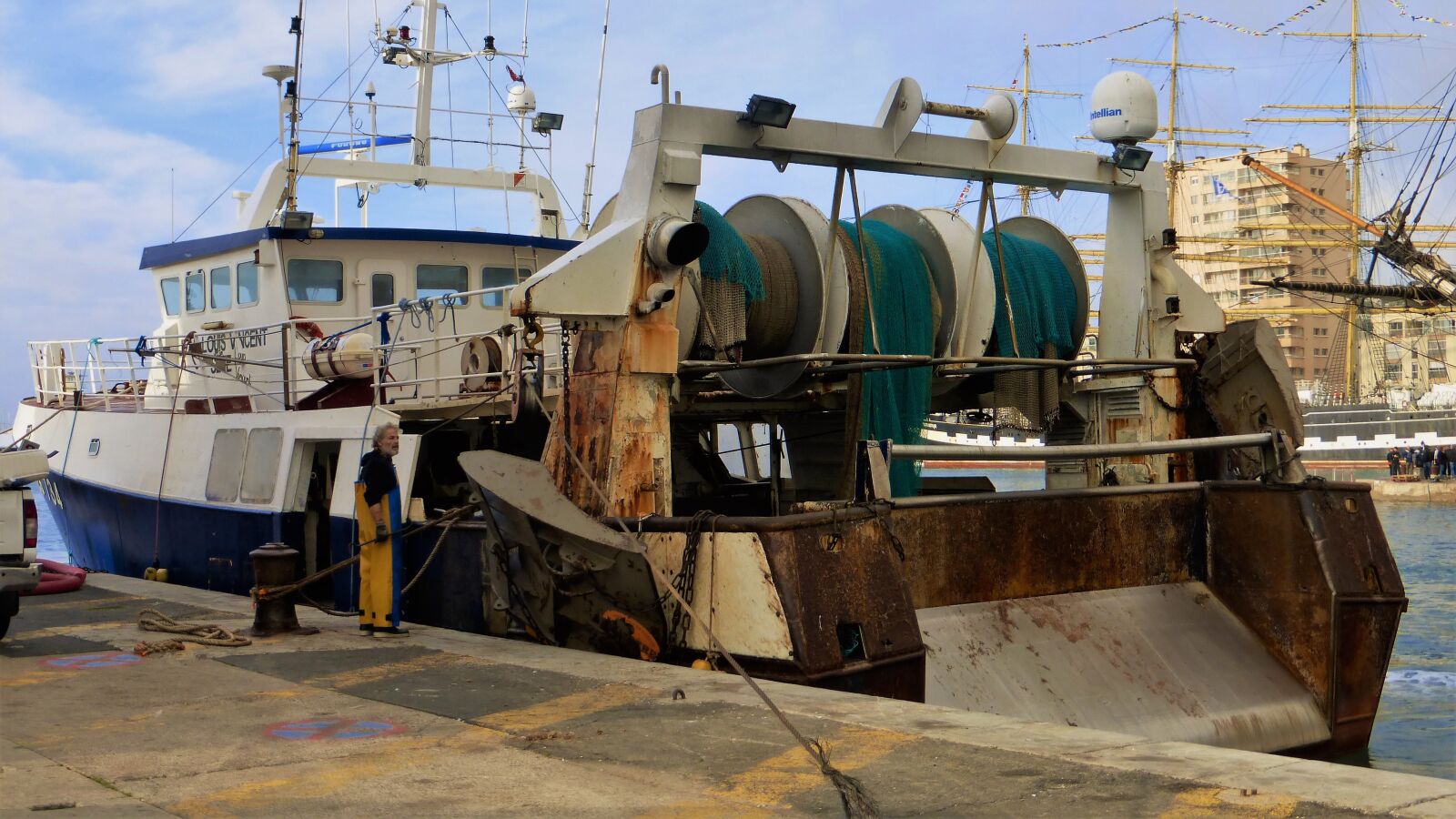 Panasonic Lumix DMC-ZS25 (Lumix DMC-TZ35) sample photo. Industry, transport, boat photography