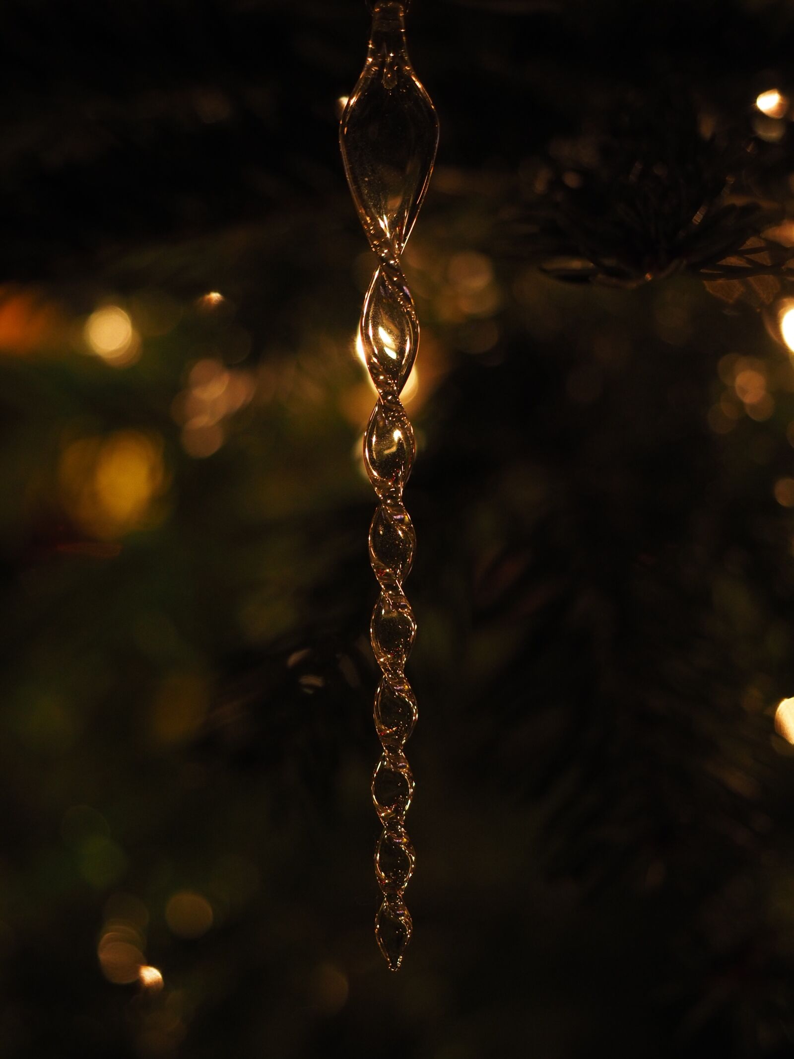 Olympus OM-D E-M1 + Olympus M.Zuiko Digital ED 12-40mm F2.8 Pro sample photo. Icicle, glass jewellery, christmas photography