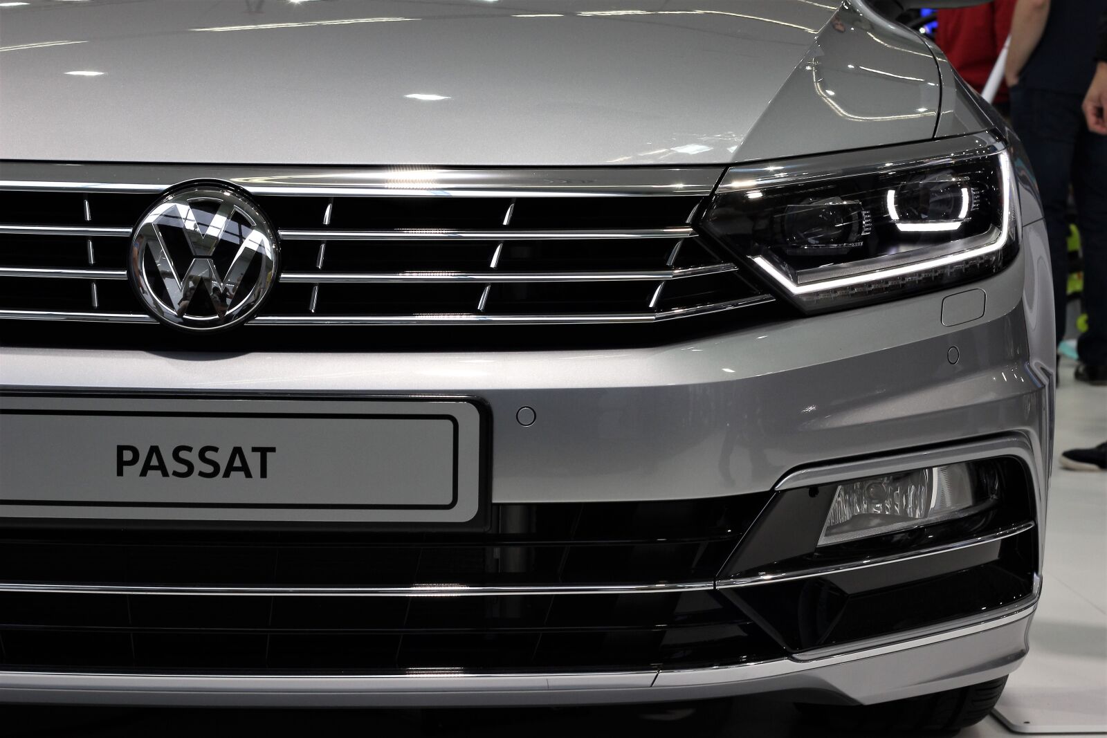 Canon EOS 600D (Rebel EOS T3i / EOS Kiss X5) + Canon EF 50mm F1.8 II sample photo. Car, volkswagen passat r photography
