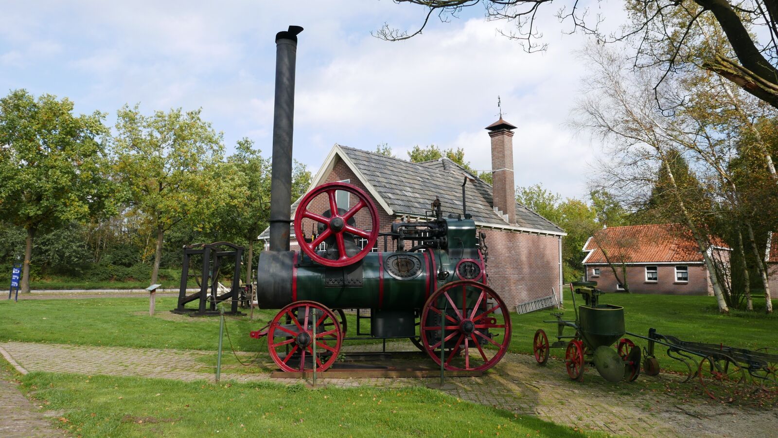 Panasonic Lumix DMC-LX100 sample photo. Agriculture, history, steam engine photography