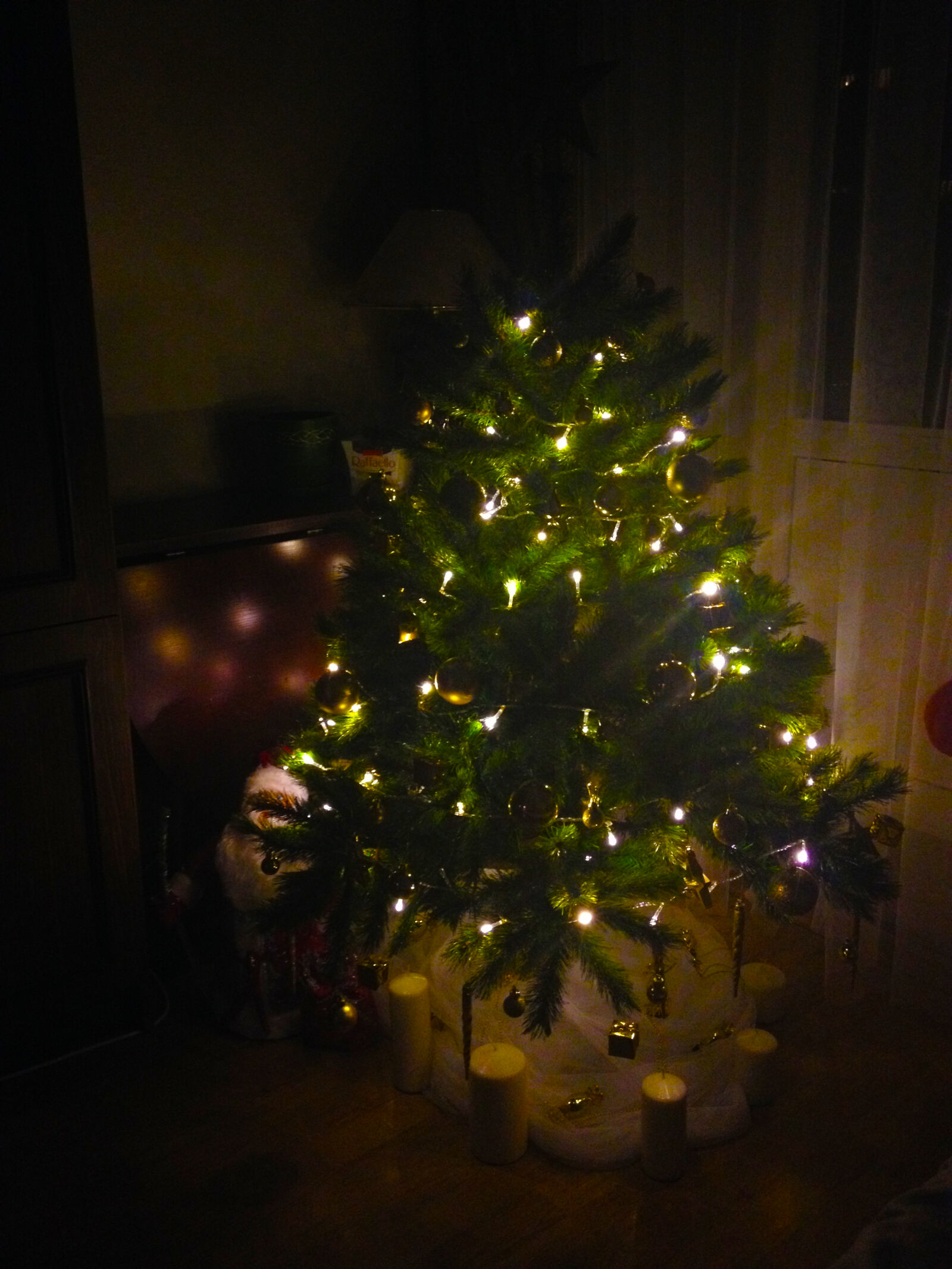 iPhone 4S back camera 4.28mm f/2.4 sample photo. Christmas, tree photography