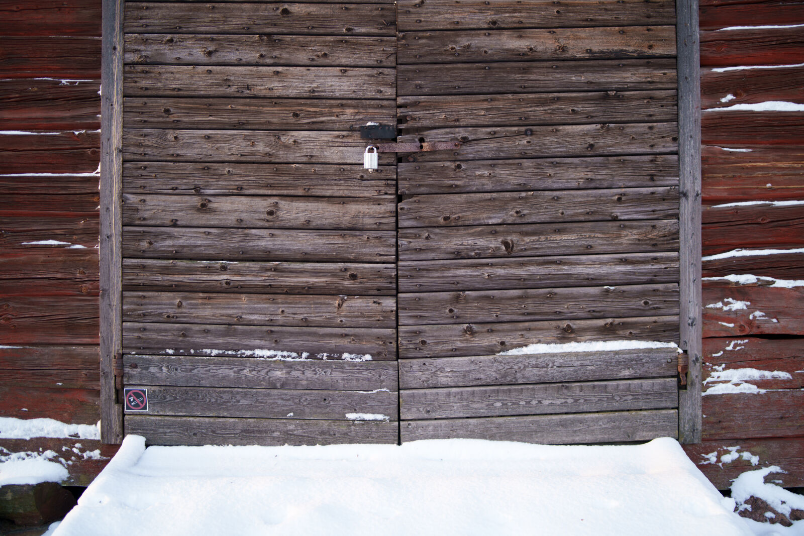 Samyang AF 35mm F1.4 P sample photo. Old barn door f2.0 photography