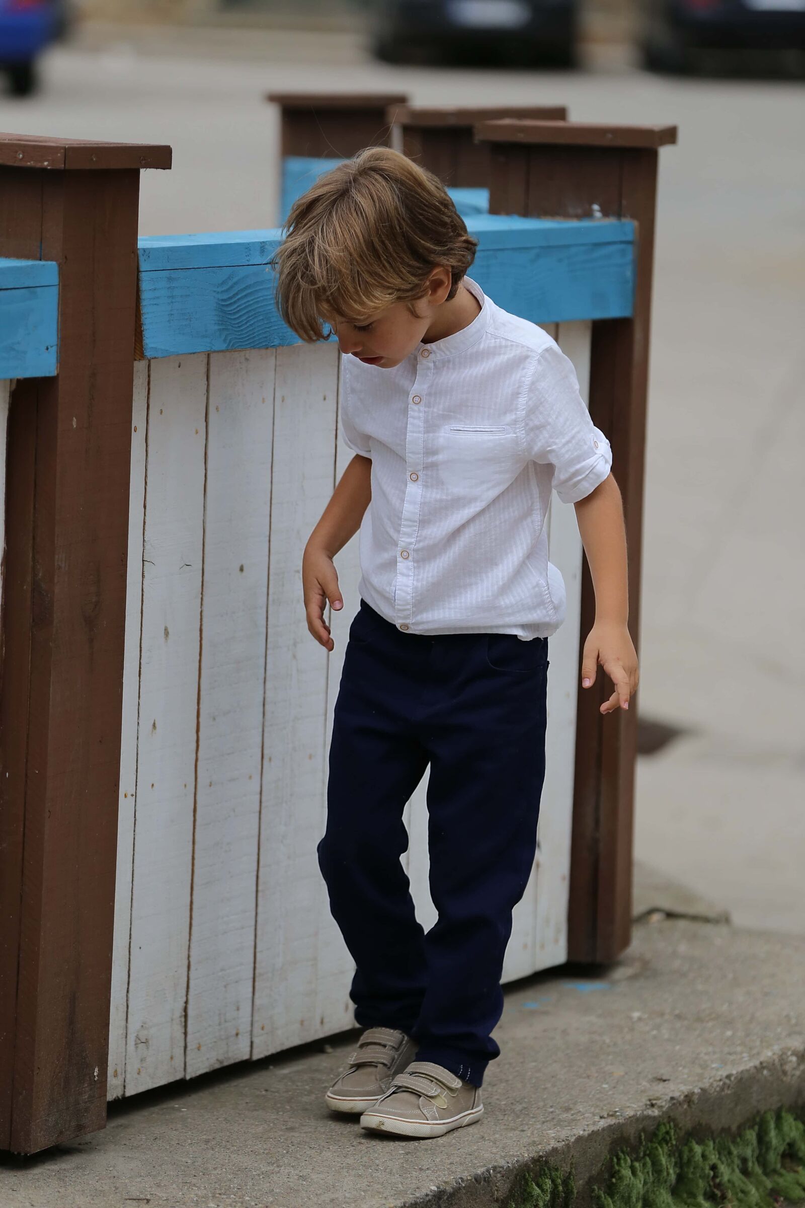 Canon EF 70-200mm F2.8L IS II USM sample photo. Boy, suit, walking, pants photography