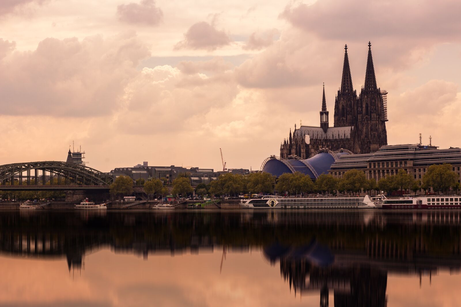Canon EOS 700D (EOS Rebel T5i / EOS Kiss X7i) + Canon EF 50mm f/1.8 sample photo. Dom, cologne, cologne cathedral photography