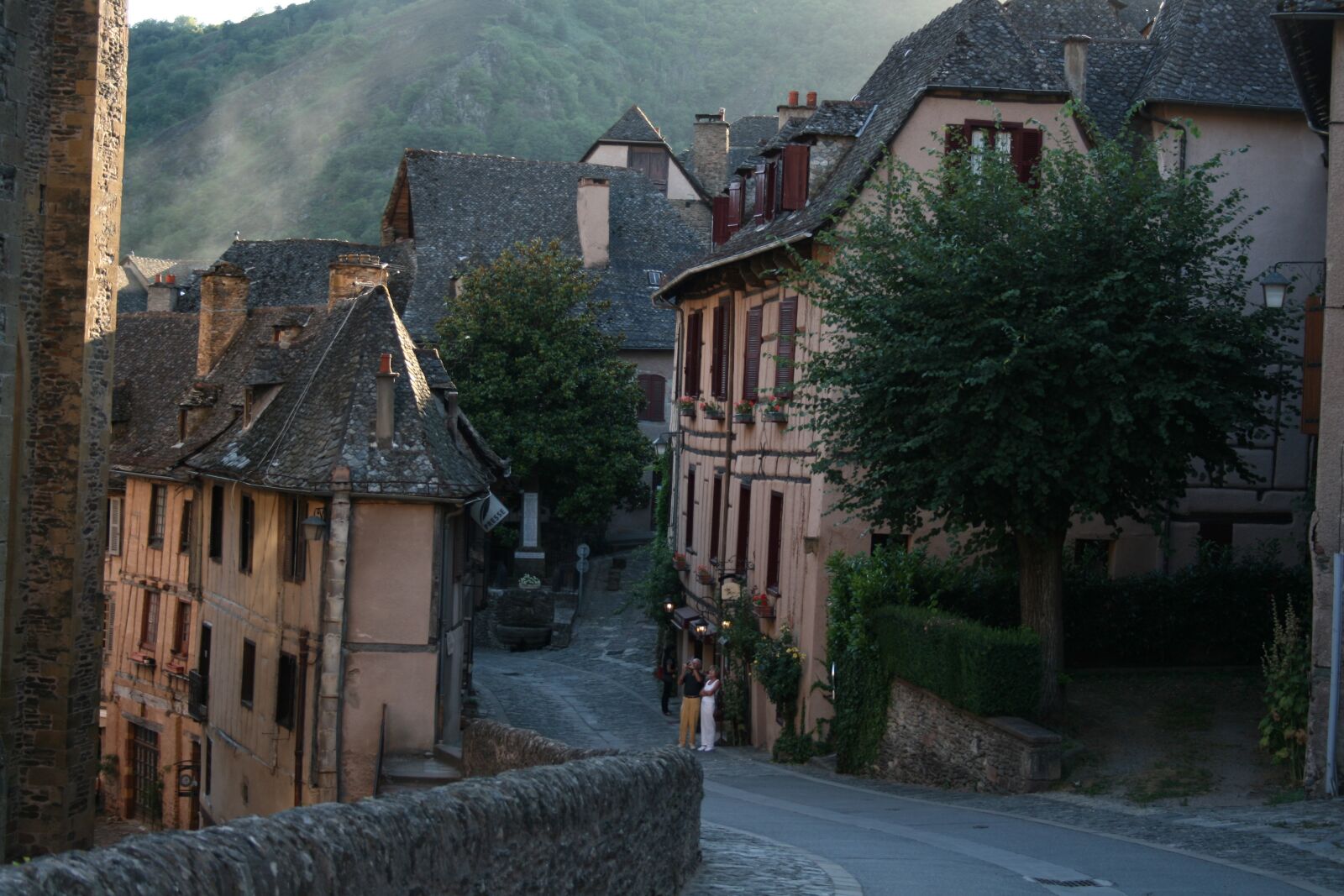 Canon EOS 400D (EOS Digital Rebel XTi / EOS Kiss Digital X) sample photo. Village, medieval, france photography