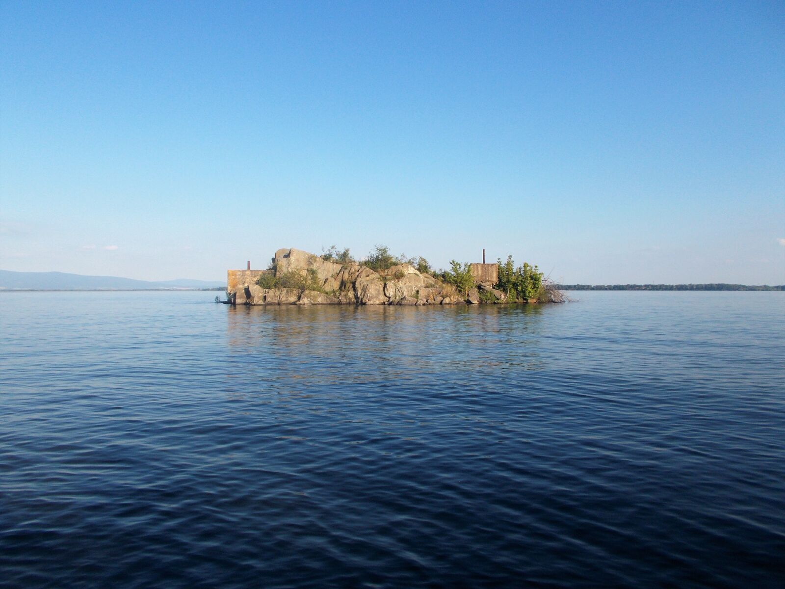 Nikon Coolpix L26 sample photo. An island, water, sun photography