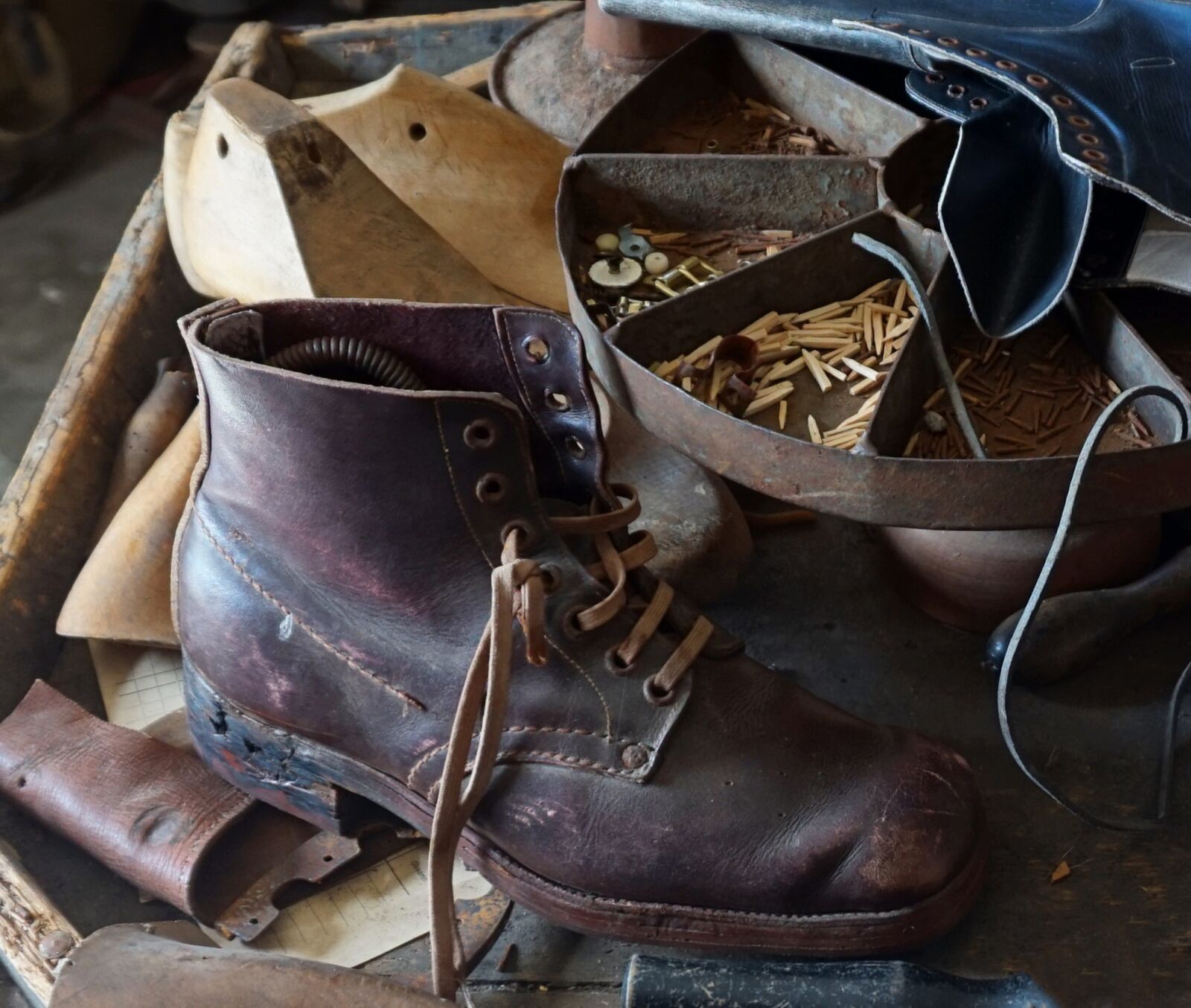 Sony Alpha a5000 (ILCE 5000) sample photo. Schuster, old, leather photography