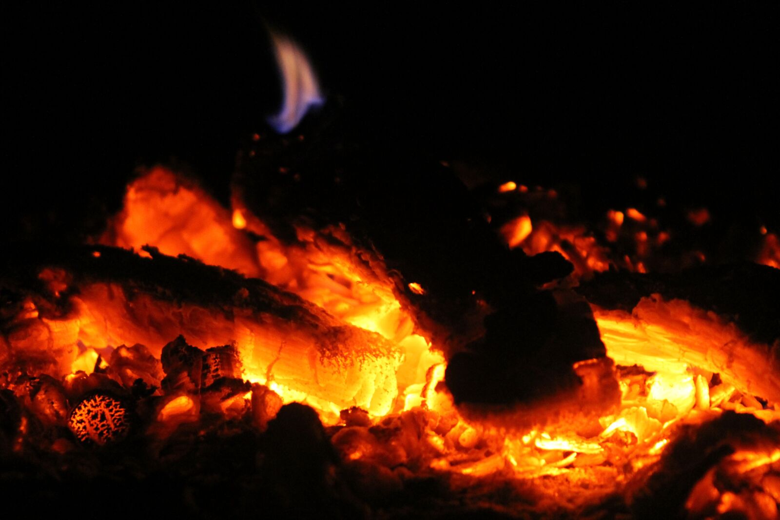 Canon EOS 1100D (EOS Rebel T3 / EOS Kiss X50) sample photo. Flash, heat, smoke photography