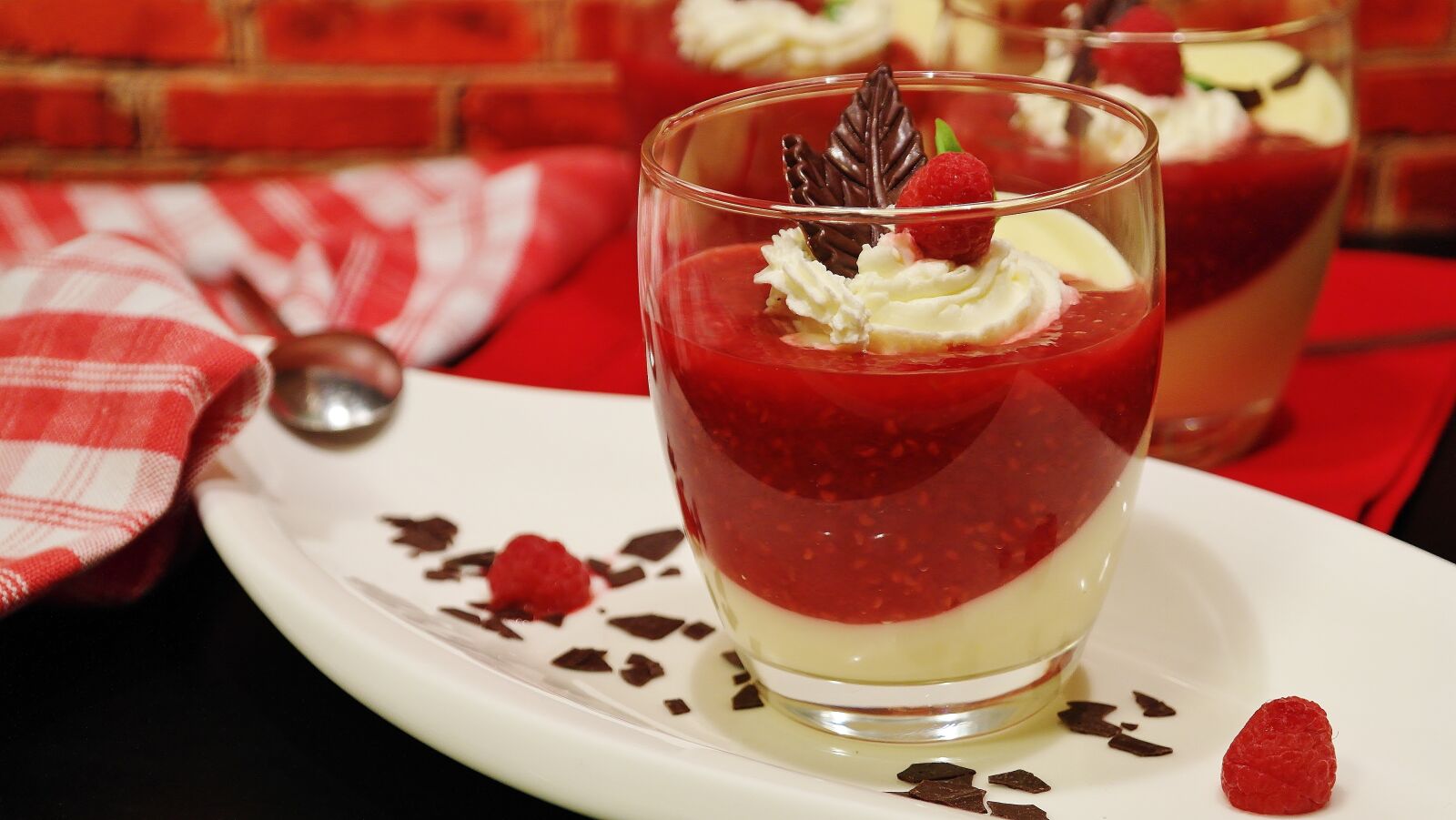 Samsung NX20 sample photo. Pudding, vanilla pudding, raspberries photography