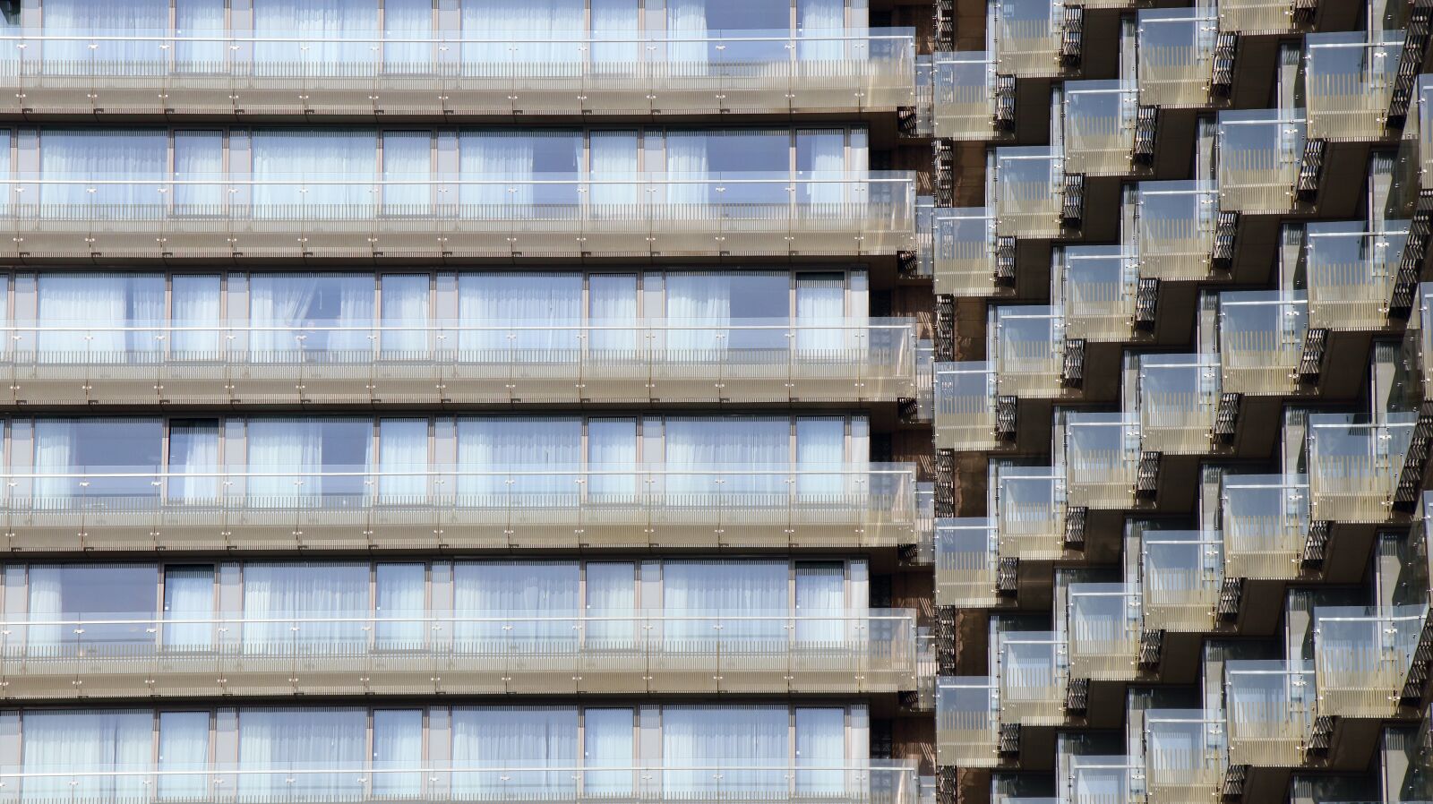 Canon EOS 80D sample photo. Floors, balusters, sunshine photography