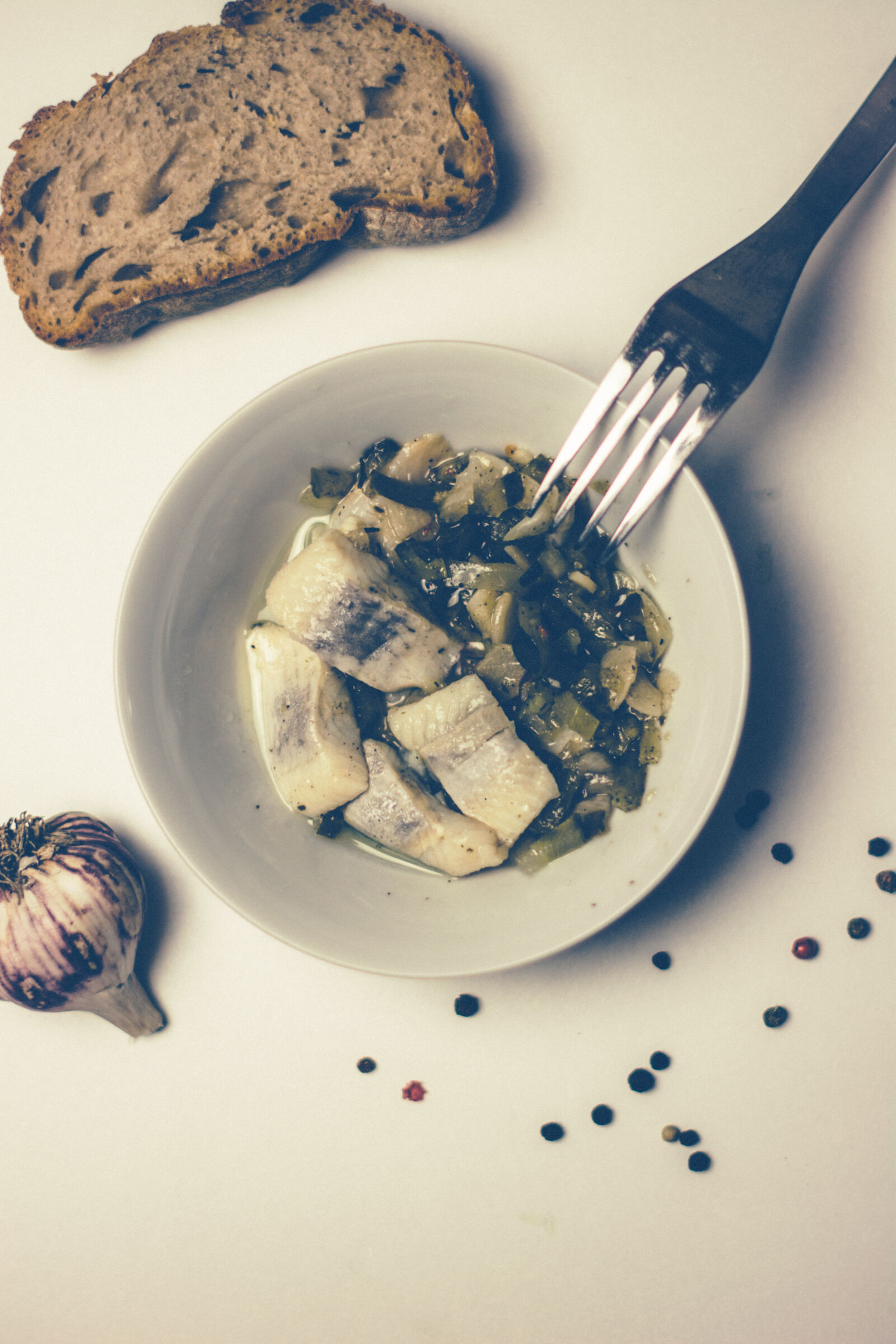 Nikon D5200 + Nikon AF-S Nikkor 50mm F1.4G sample photo. Bowl, bread, food, garlic photography