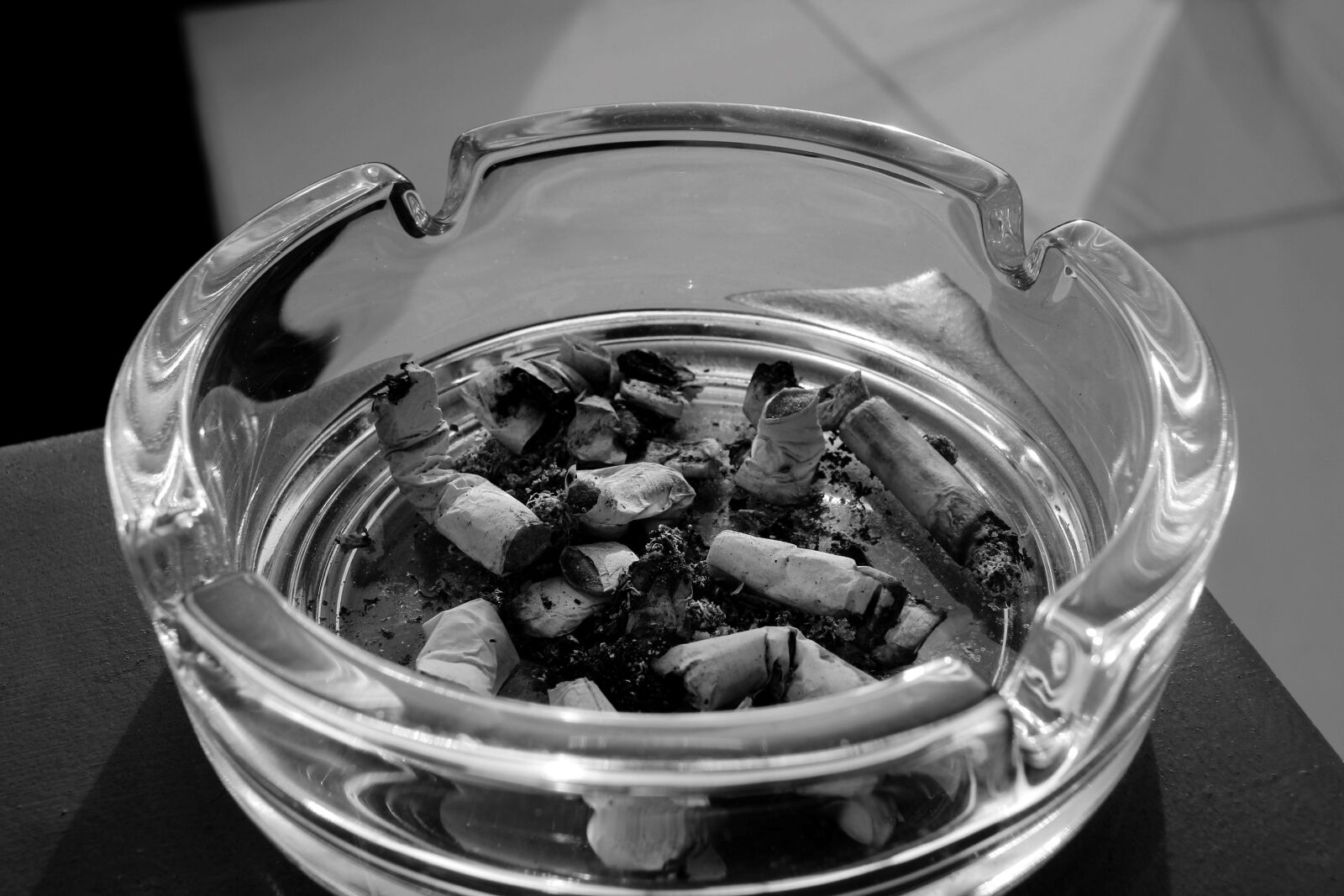 Canon EF-S 24mm F2.8 STM sample photo. Smoking, cigarette, ash photography