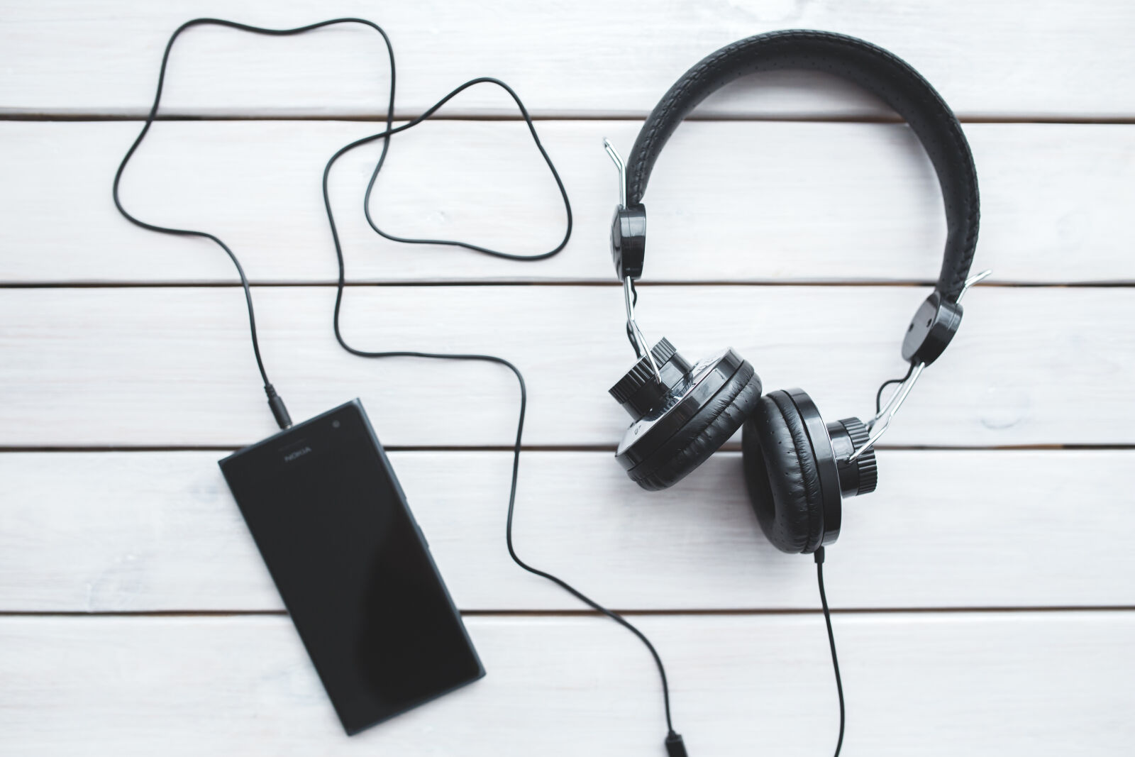 Sigma 35mm F1.4 DG HSM Art sample photo. Black, headphones, with, mobile photography