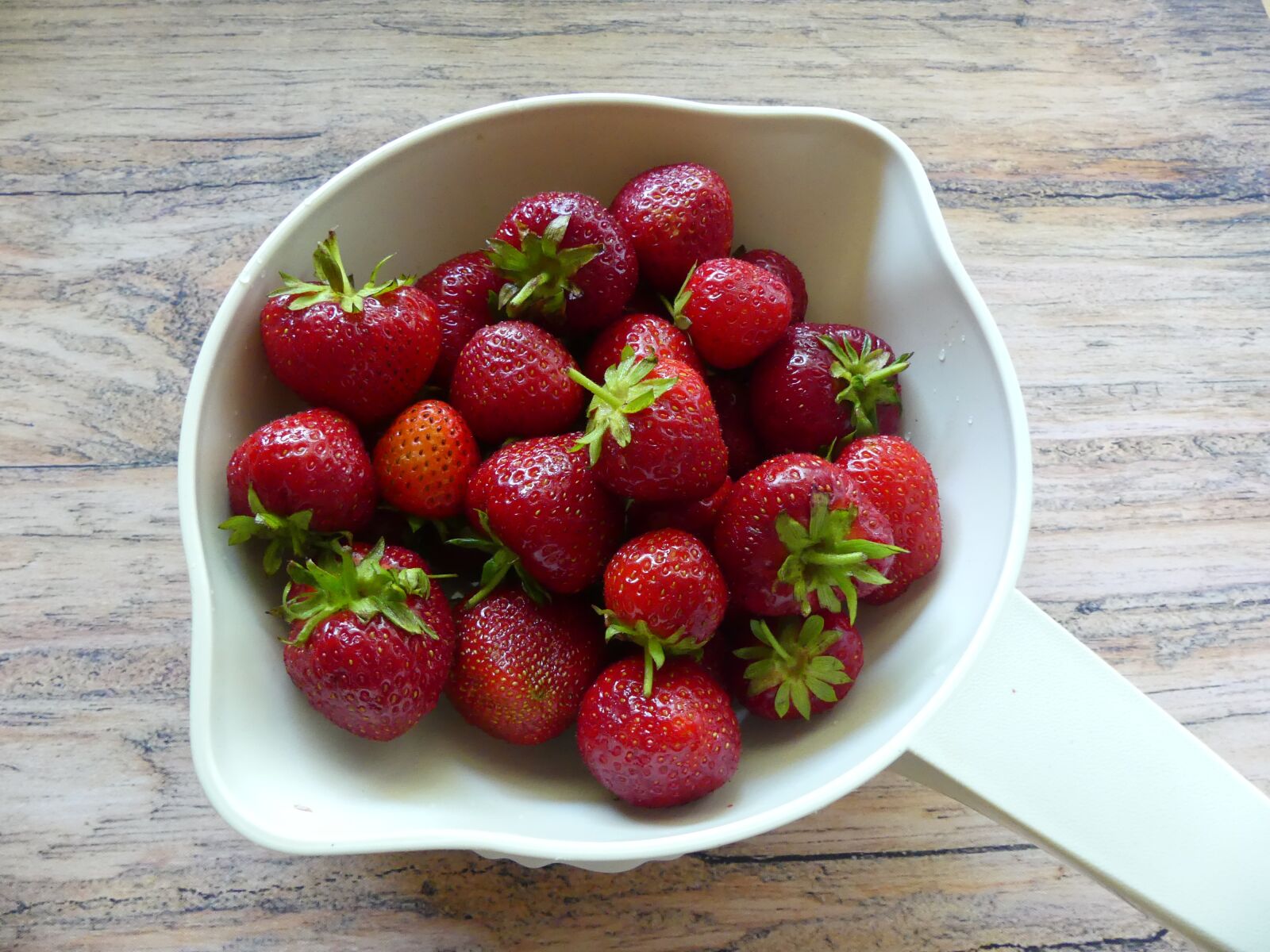 Panasonic Lumix DMC-FZ300 sample photo. Strawberries, fruit, healthy photography