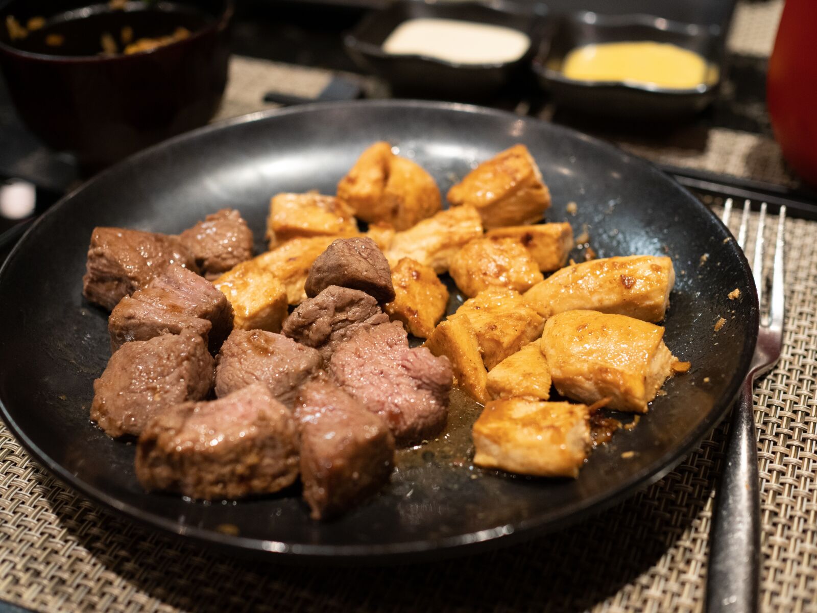 Olympus OM-D E-M1 Mark II + Olympus M.Zuiko Digital 25mm F1.8 sample photo. Beef, chicken, teriyaki photography