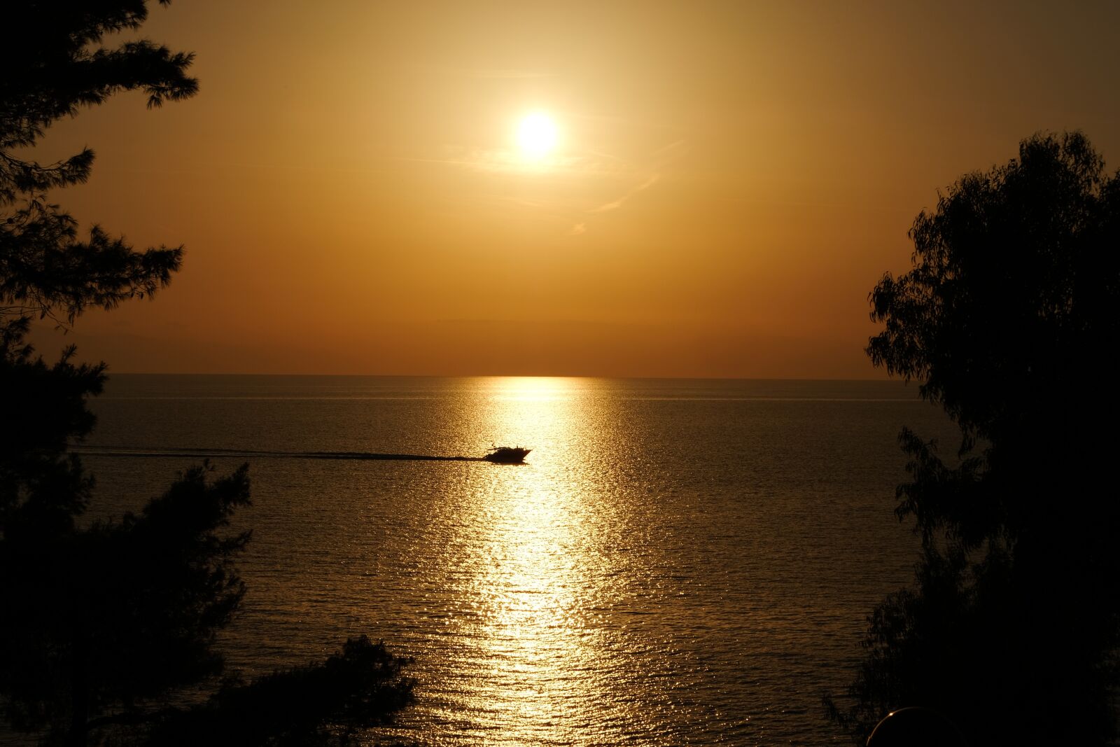 Fujifilm X-T20 sample photo. Sunset, romantic, boat photography
