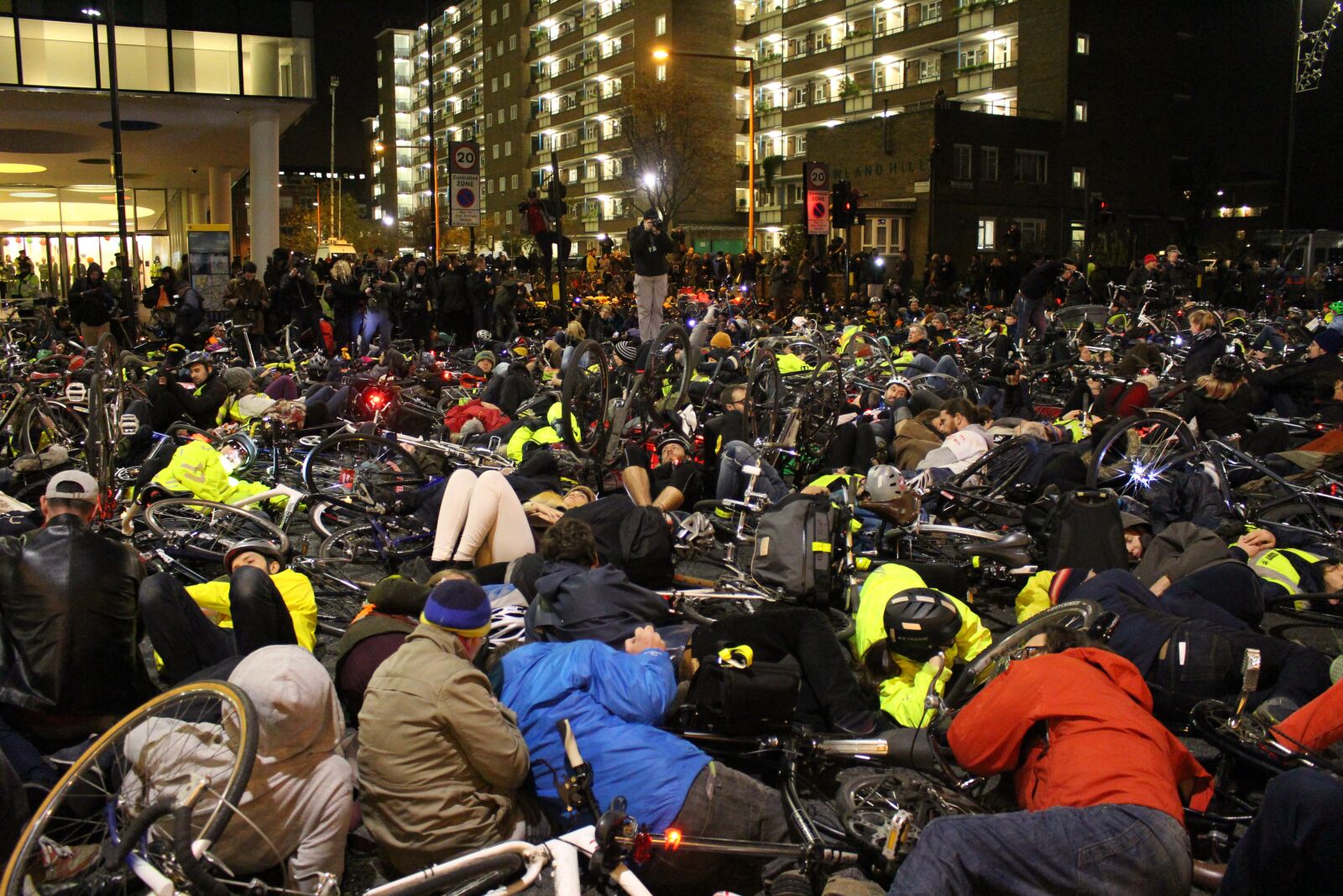 Canon EOS 100D (EOS Rebel SL1 / EOS Kiss X7) sample photo. Cycling, demo, protest photography