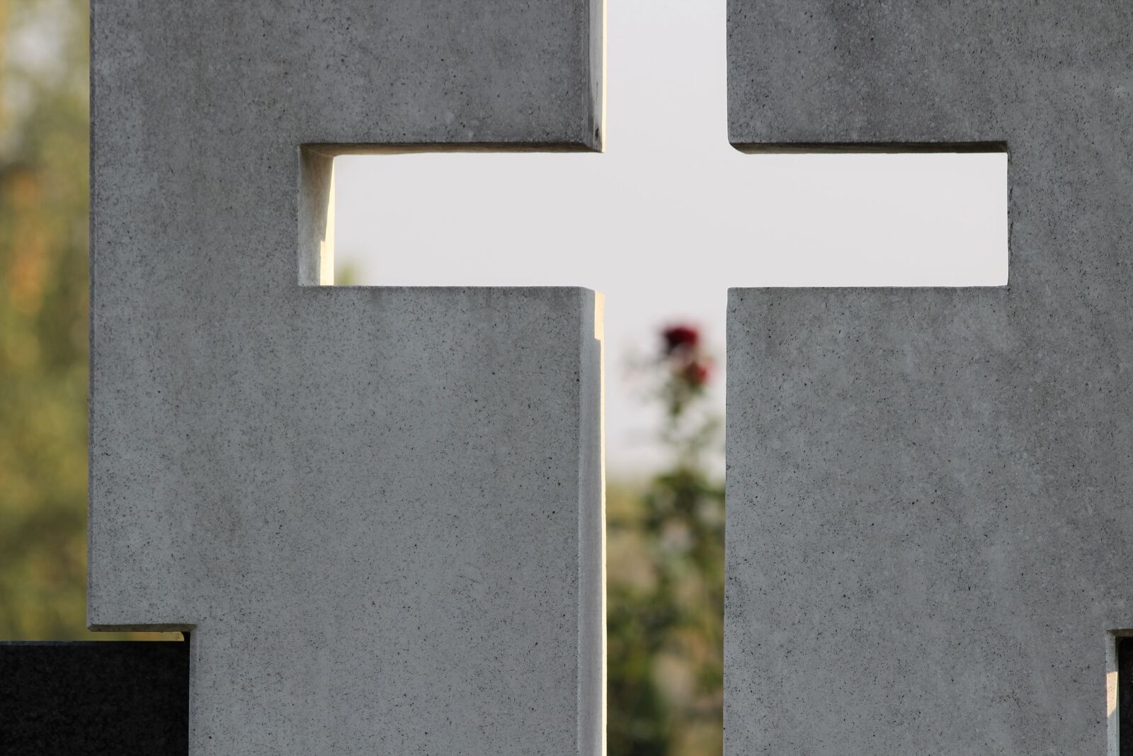 Canon EOS 600D (Rebel EOS T3i / EOS Kiss X5) sample photo. Cross, roses, monument photography