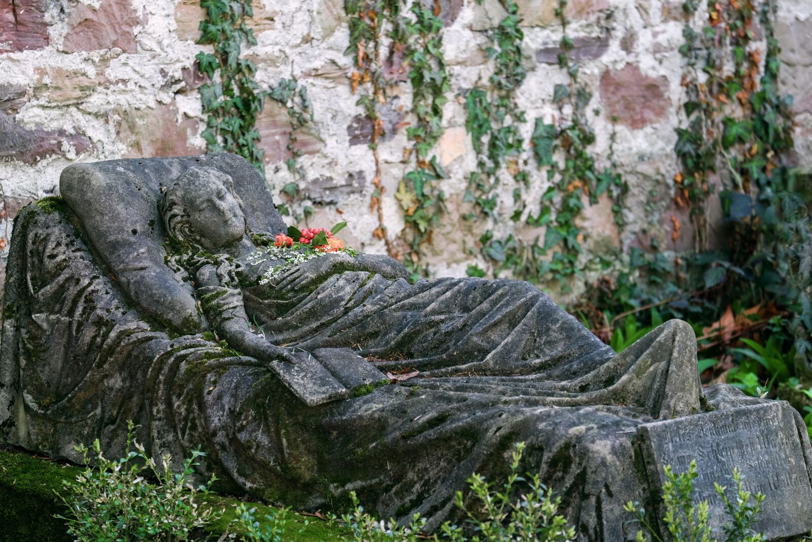 Fujifilm X-T10 sample photo. Sleeping beautiful, old cemetery photography