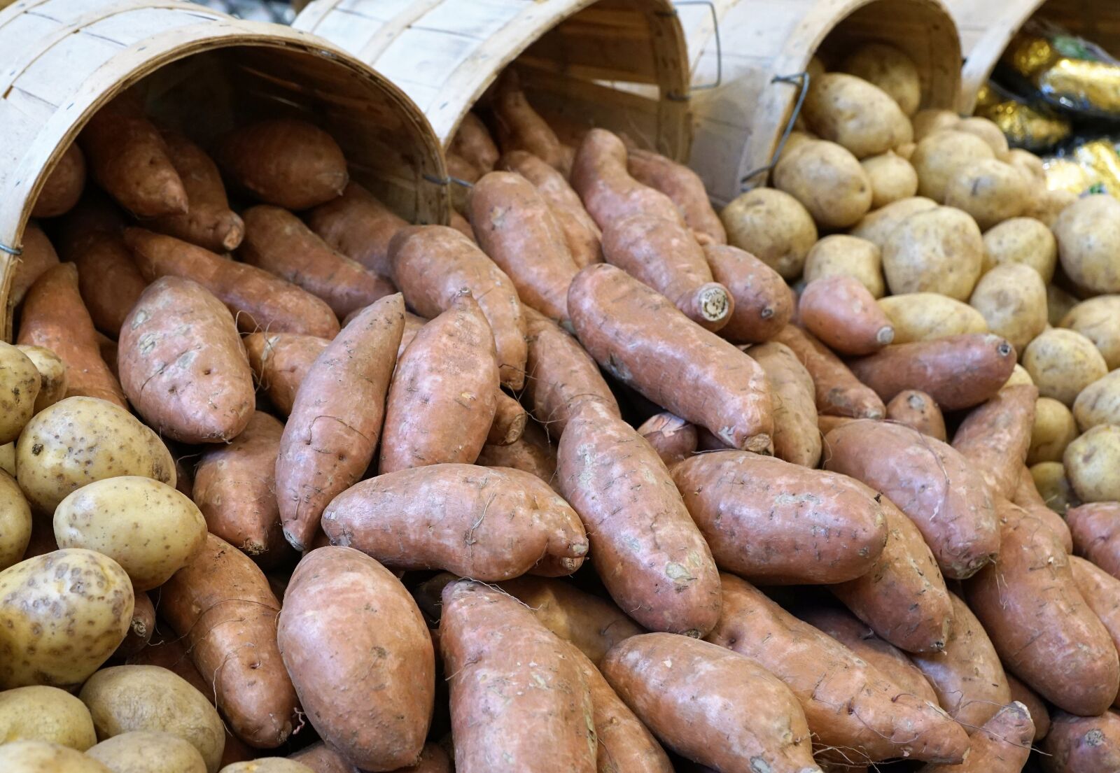 Sony ILCA-77M2 + Sony DT 16-50mm F2.8 SSM sample photo. Potatoes, eat, market photography