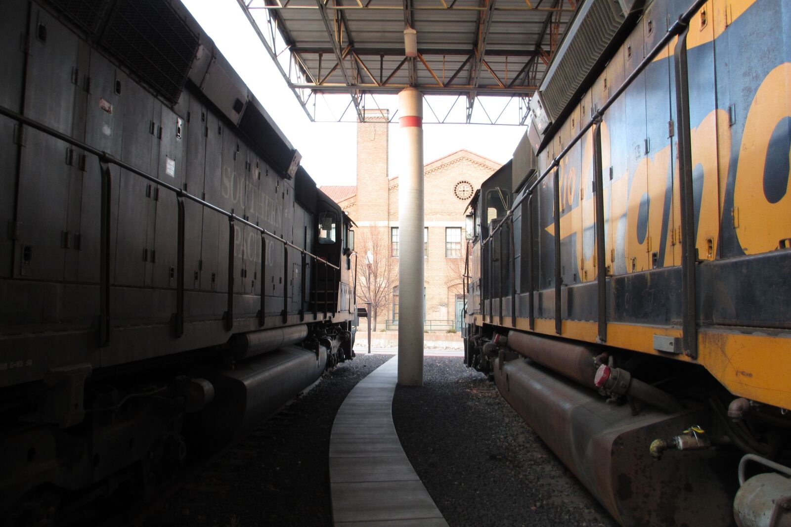 Canon PowerShot ELPH 310 HS (IXUS 230 HS / IXY 600F) sample photo. Union pacific railroad, trains photography