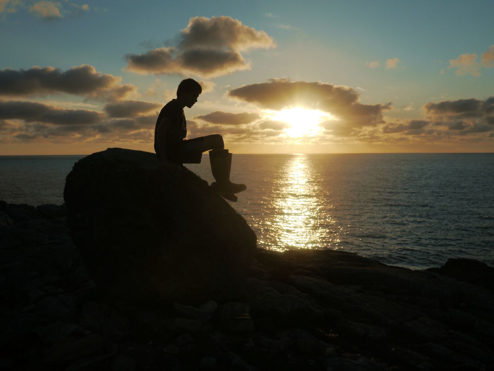 Panasonic Lumix DMC-G3 sample photo. Silhouette, boy, cliffs photography