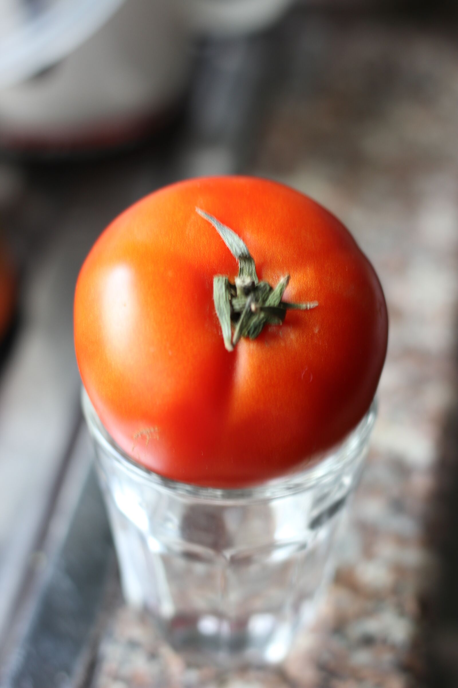 Canon EOS 600D (Rebel EOS T3i / EOS Kiss X5) + Canon EF 50mm F1.8 STM sample photo. Tomato, tomato on glass photography
