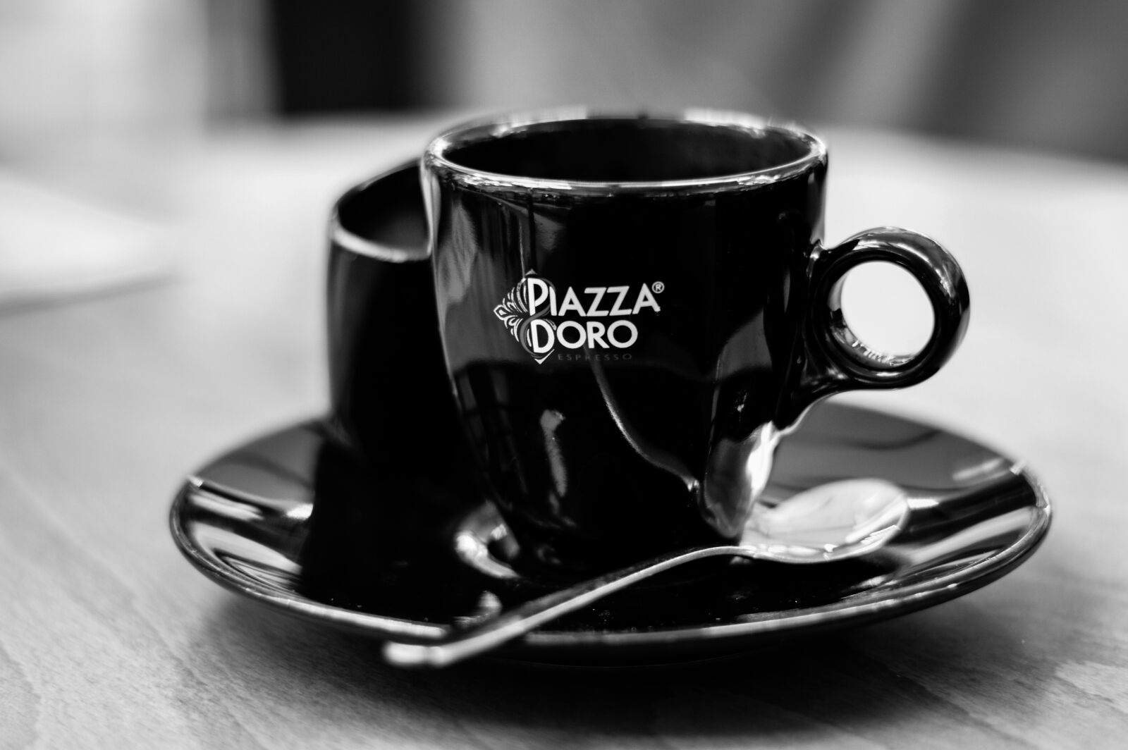 Nikon D3200 + Nikon AF-S Nikkor 50mm F1.8G sample photo. Black, piazza, doro, cup photography