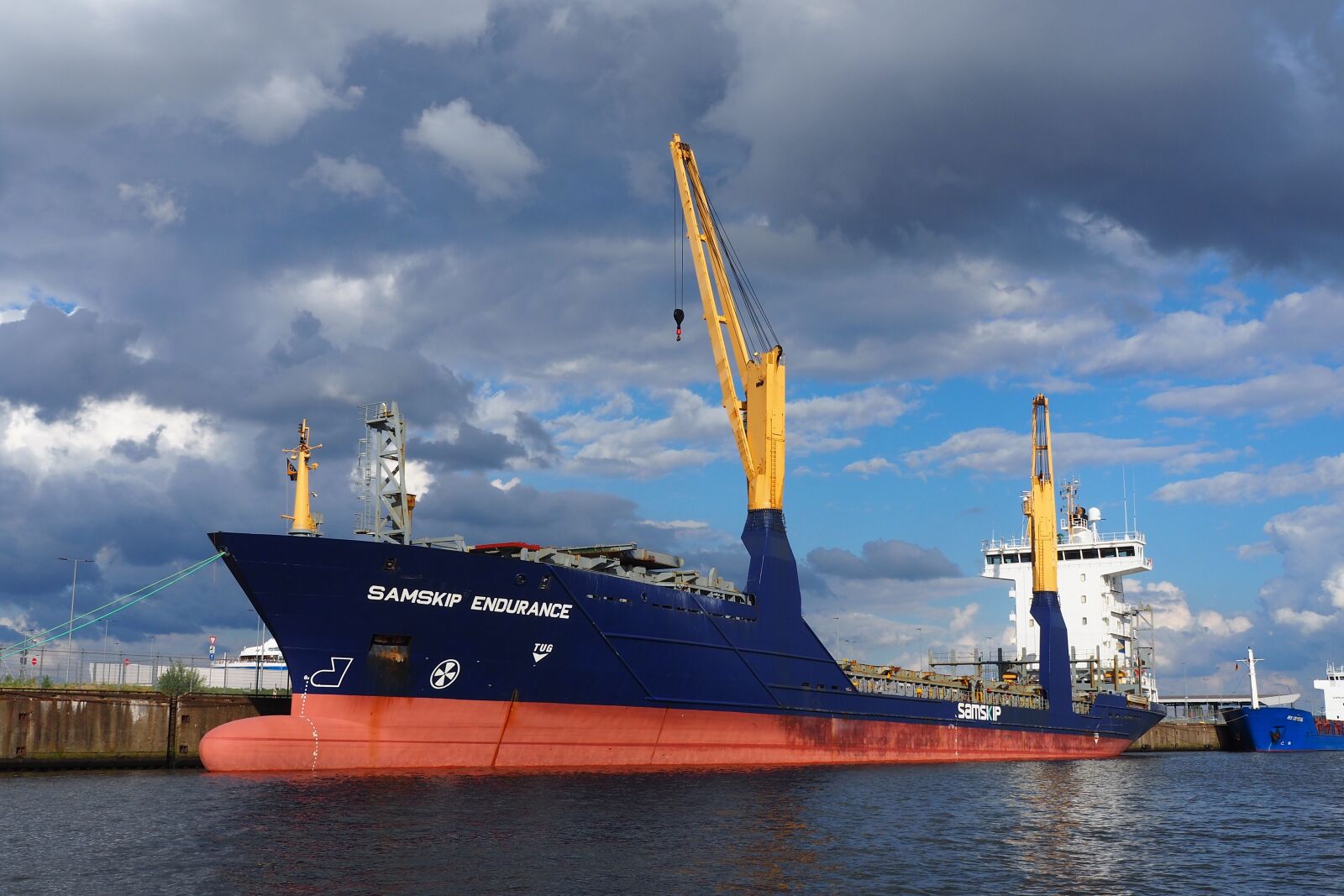 Olympus OM-D E-M10 II sample photo. Freighter, hamburg, port photography