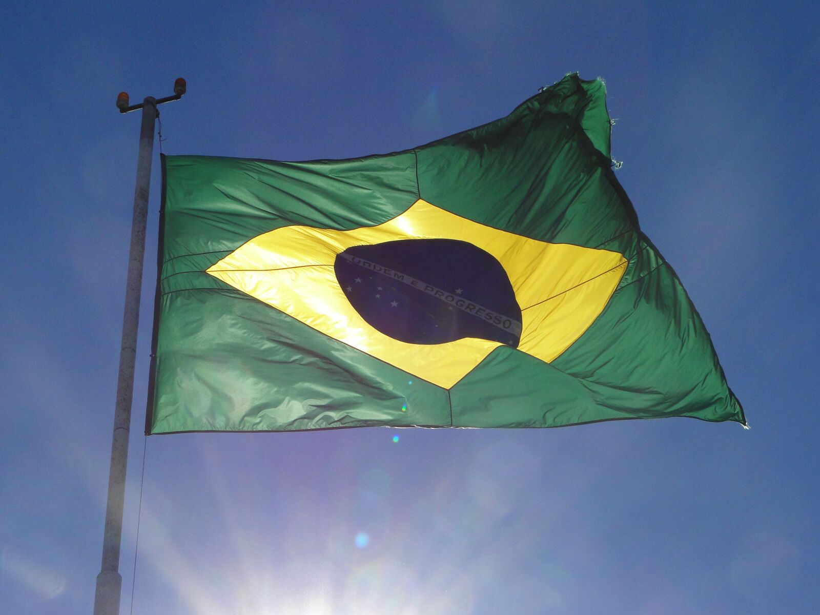 Sony Cyber-shot DSC-HX1 sample photo. Flag of brazil, mast photography
