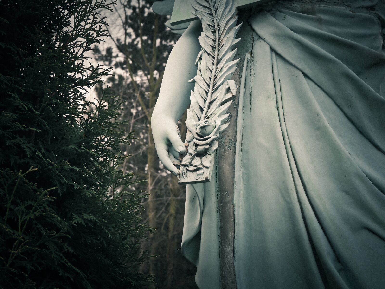 Olympus OM-D E-M10 sample photo. Cemetery, tomb, tombstone photography